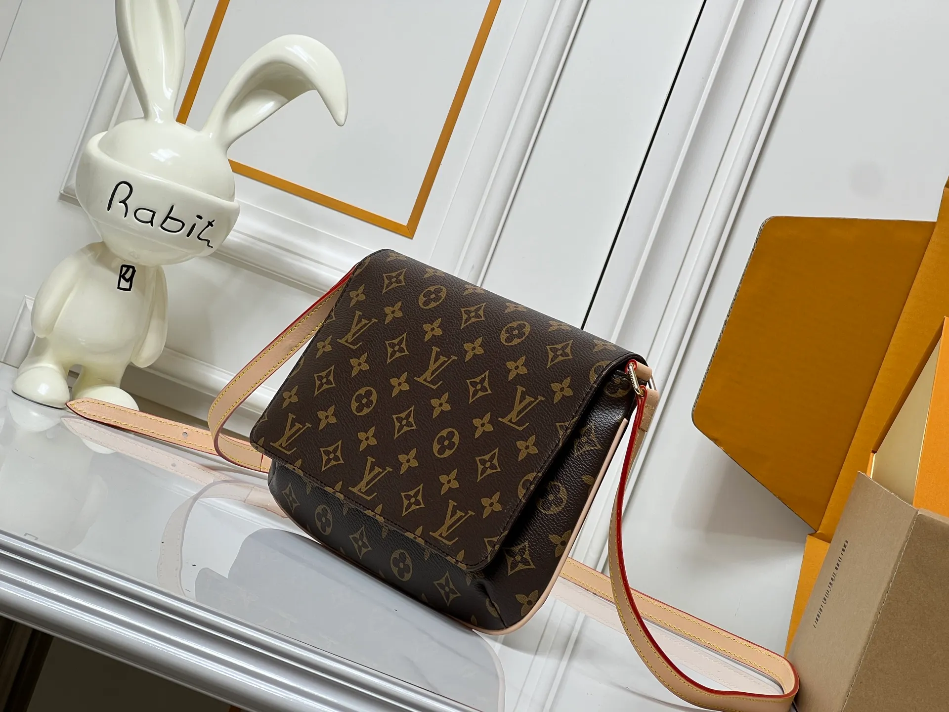 Batch 240💰Changing leather🔥Upgraded version of the second-hand messenger bag M51257 presbyopia, a new interpretation of the Neverfull classic, explore the exquisite details inside the bag. Inspired by vintage details from the Louis Vuitton archives, bright lining tones add a more lively feel to the classic Monogram canvas. The size is just right, the size shouldn’t be too suitable🤗 The adjustable shoulder strap is a versatile piece that doesn’t matter the season or clothes. Dimensions 🌸25 x 22x4