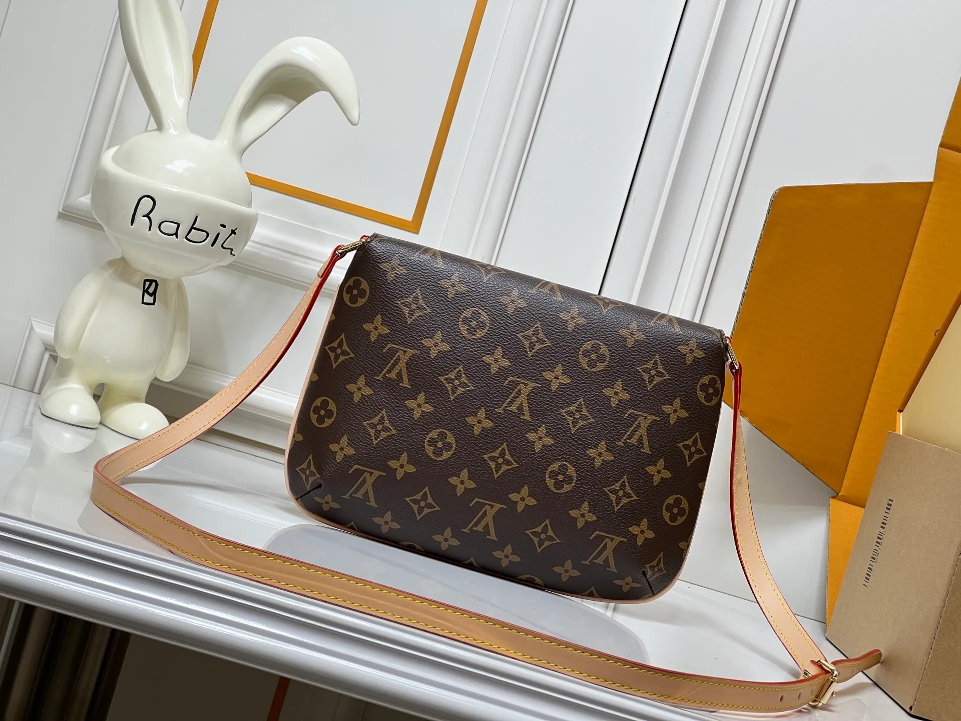 Batch 240💰Changing leather🔥Upgraded version of the second-hand messenger bag M51257 presbyopia, a new interpretation of the Neverfull classic, explore the exquisite details inside the bag. Inspired by vintage details from the Louis Vuitton archives, bright lining tones add a more lively feel to the classic Monogram canvas. The size is just right, the size shouldn’t be too suitable🤗 The adjustable shoulder strap is a versatile piece that doesn’t matter the season or clothes. Dimensions 🌸25 x 22x4