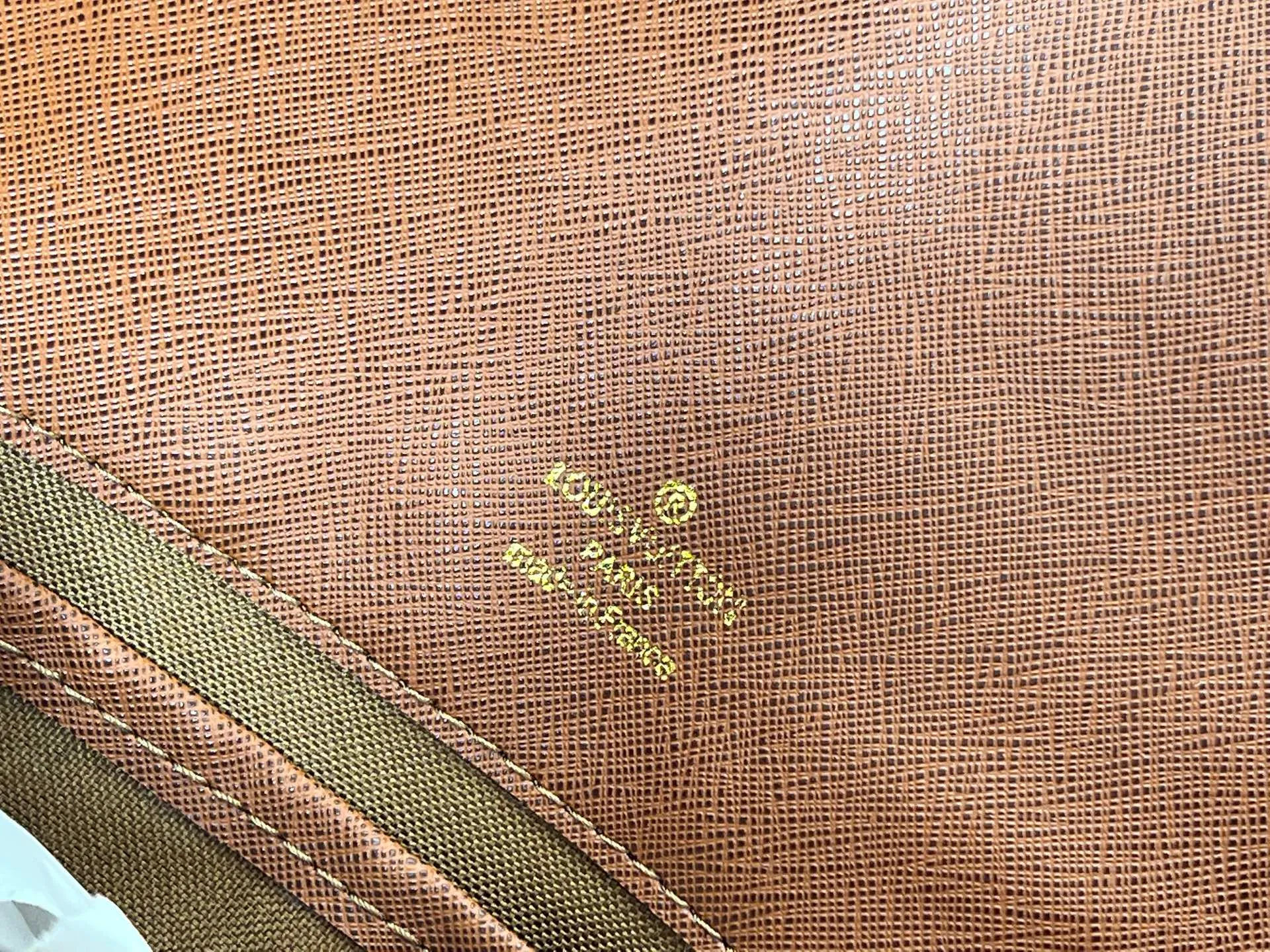 Batch 240💰Changing leather🔥Upgraded version of the second-hand messenger bag M51257 presbyopia, a new interpretation of the Neverfull classic, explore the exquisite details inside the bag. Inspired by vintage details from the Louis Vuitton archives, bright lining tones add a more lively feel to the classic Monogram canvas. The size is just right, the size shouldn’t be too suitable🤗 The adjustable shoulder strap is a versatile piece that doesn’t matter the season or clothes. Dimensions 🌸25 x 22x4