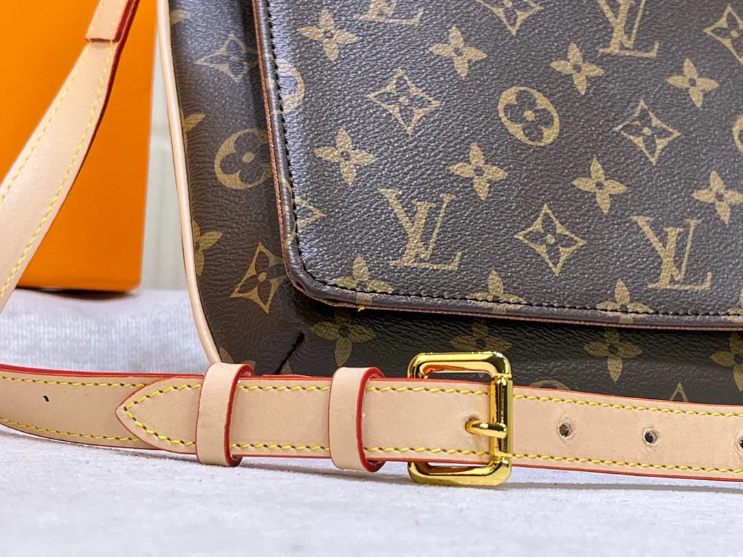 Batch 240💰Changing leather🔥Upgraded version of the second-hand messenger bag M51257 presbyopia, a new interpretation of the Neverfull classic, explore the exquisite details inside the bag. Inspired by vintage details from the Louis Vuitton archives, bright lining tones add a more lively feel to the classic Monogram canvas. The size is just right, the size shouldn’t be too suitable🤗 The adjustable shoulder strap is a versatile piece that doesn’t matter the season or clothes. Dimensions 🌸25 x 22x4