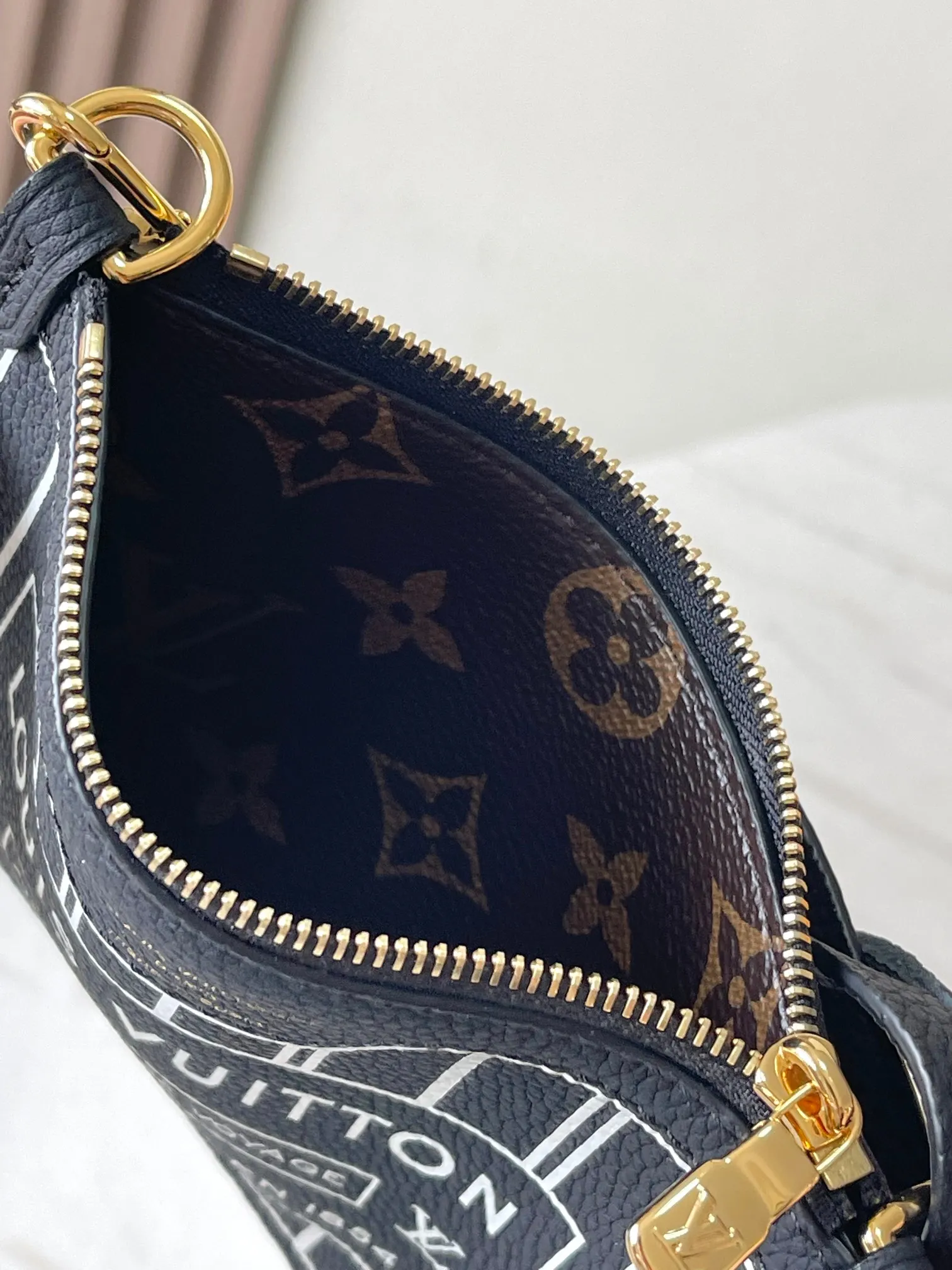 p2160 [Special grade MB chip version original leather] Neverfull Bandouliere Inside Out BB handbag is a double-sided version of the classic design this season, model: M12099 black dynamic chip version Material: A-grade all-steel hardware, imported original cowhide Packaging: full set of original duty-free MB packaging Size: 24*14*9CM