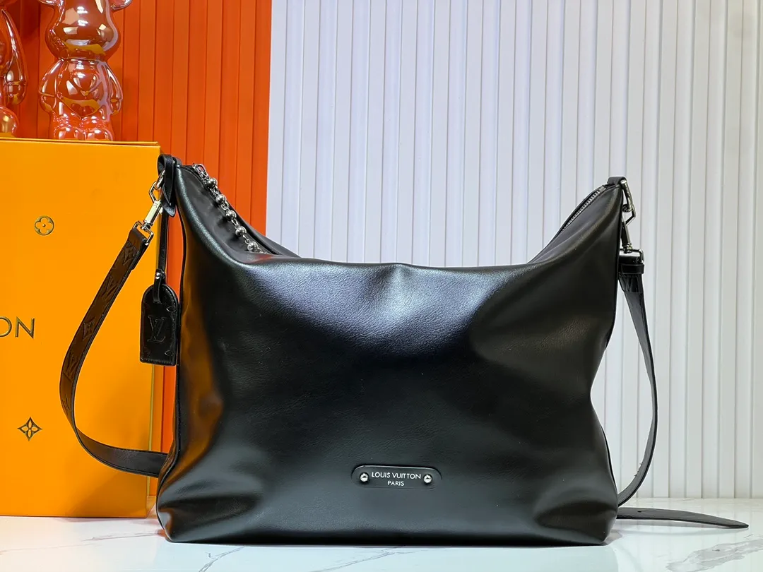 Batch 300💰LV METIS handbag M14018 M13986 Smart, intelligent and meticulously crafted, Métis made of Monogram canvas fulfills its promise with its own attitude. With its emphasis on lines and silhouettes, the Métis handbag combines the versatility required of a modern handbag with the elegance and charm of Louis Vuitton's heritage. Two detachable shoulder straps, can be used to carry, carry or carry on the shoulder. Size 48x36x12cm,