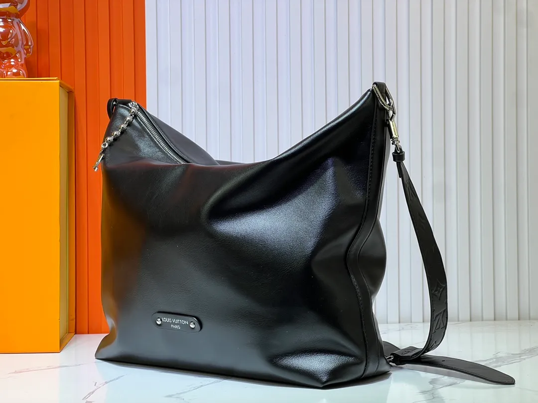 Batch 300💰LV METIS handbag M14018 M13986 Smart, intelligent and meticulously crafted, Métis made of Monogram canvas fulfills its promise with its own attitude. With its emphasis on lines and silhouettes, the Métis handbag combines the versatility required of a modern handbag with the elegance and charm of Louis Vuitton's heritage. Two detachable shoulder straps, can be used to carry, carry or carry on the shoulder. Size 48x36x12cm,
