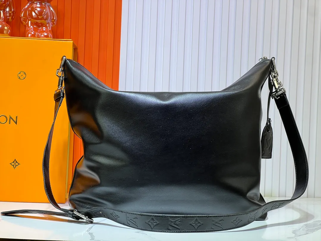 Batch 300💰LV METIS handbag M14018 M13986 Smart, intelligent and meticulously crafted, Métis made of Monogram canvas fulfills its promise with its own attitude. With its emphasis on lines and silhouettes, the Métis handbag combines the versatility required of a modern handbag with the elegance and charm of Louis Vuitton's heritage. Two detachable shoulder straps, can be used to carry, carry or carry on the shoulder. Size 48x36x12cm,