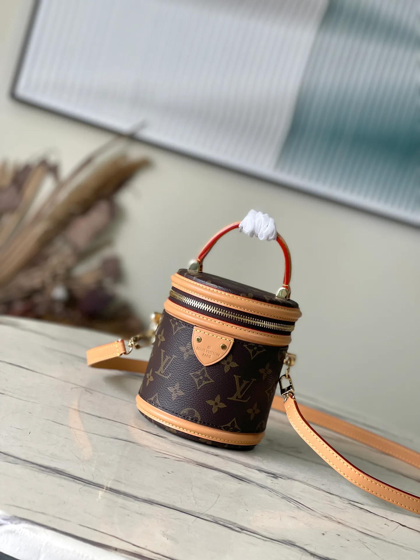 💰800 Top Original Order M82952 This Nano Cannes handbag is made of Monogram canvas with a round and simple structure. It coincides with makeup design. The leather trim and embossed logo on the label are richly detailed, and the handles and detachable and adjustable shoulder strap allow for a variety of carrying styles. Dimensions: 14.5 × 14 × 12 cm