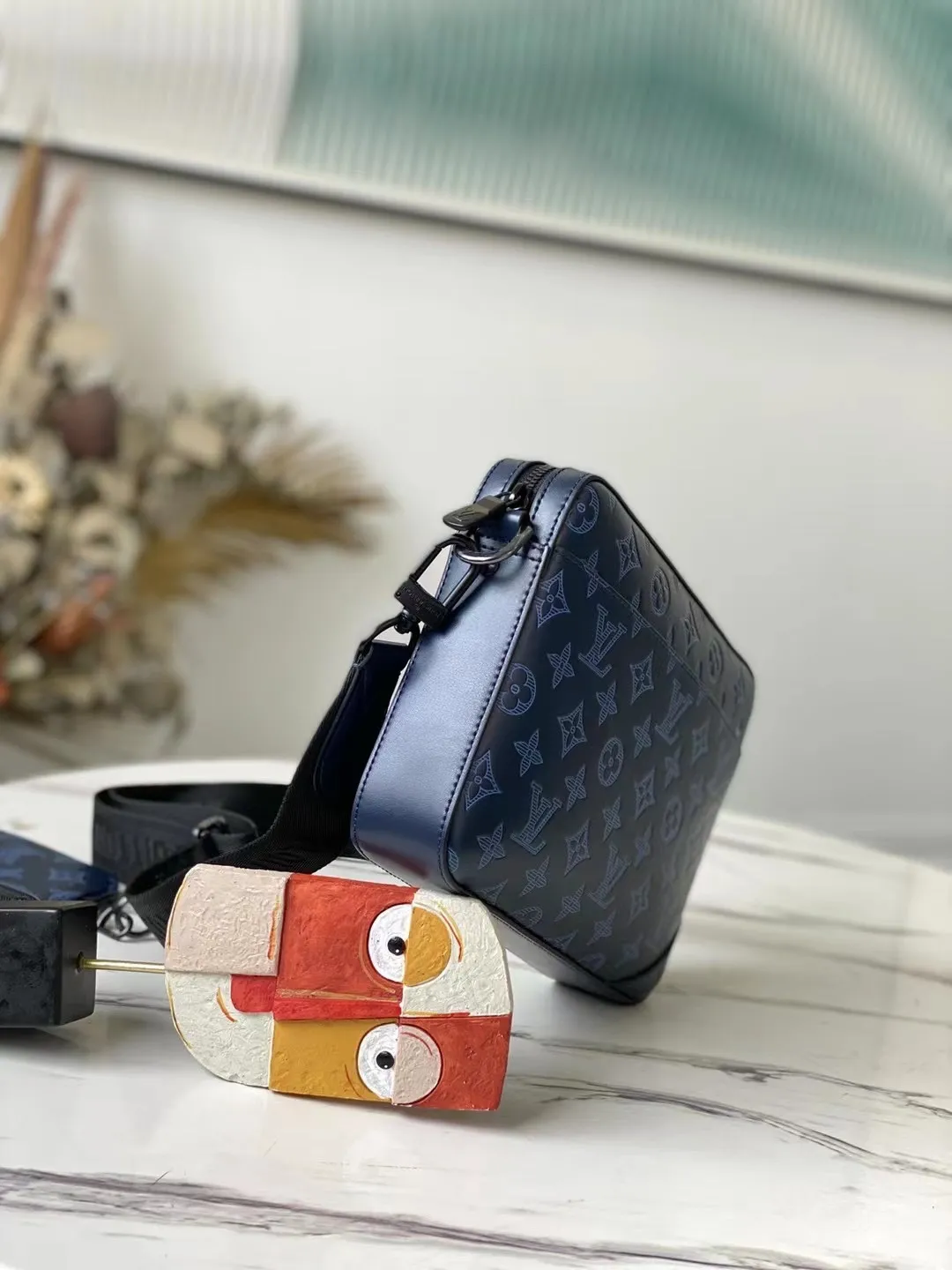 💰1060 (top-grain leather) top-quality original M45730 Duo messenger bag is made of Monogram Shadow leather, and uses Monogram printing to deepen the delicate outline of the same element embossing, providing an elegant choice for leather goods lovers. The shoulder strap comes with a detachable coin purse. Dimensions: 26 x 18.5 x 5 cm