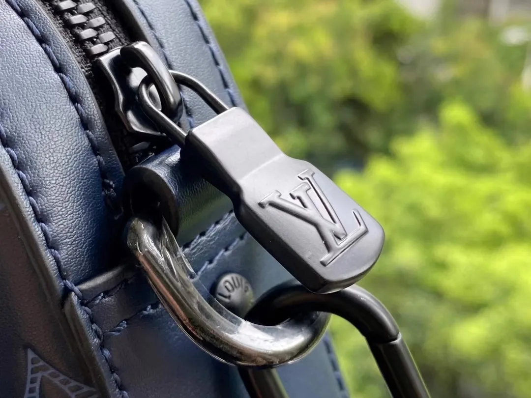 💰1060 (top-grain leather) top-quality original M45730 Duo messenger bag is made of Monogram Shadow leather, and uses Monogram printing to deepen the delicate outline of the same element embossing, providing an elegant choice for leather goods lovers. The shoulder strap comes with a detachable coin purse. Dimensions: 26 x 18.5 x 5 cm
