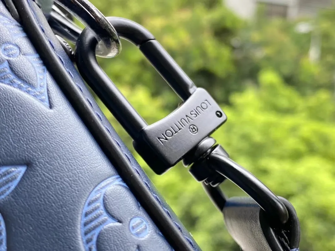 💰1060 (top-grain leather) top-quality original M45730 Duo messenger bag is made of Monogram Shadow leather, and uses Monogram printing to deepen the delicate outline of the same element embossing, providing an elegant choice for leather goods lovers. The shoulder strap comes with a detachable coin purse. Dimensions: 26 x 18.5 x 5 cm