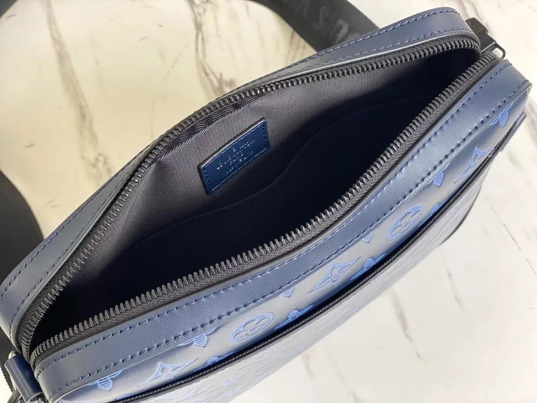 💰1060 (top-grain leather) top-quality original M45730 Duo messenger bag is made of Monogram Shadow leather, and uses Monogram printing to deepen the delicate outline of the same element embossing, providing an elegant choice for leather goods lovers. The shoulder strap comes with a detachable coin purse. Dimensions: 26 x 18.5 x 5 cm