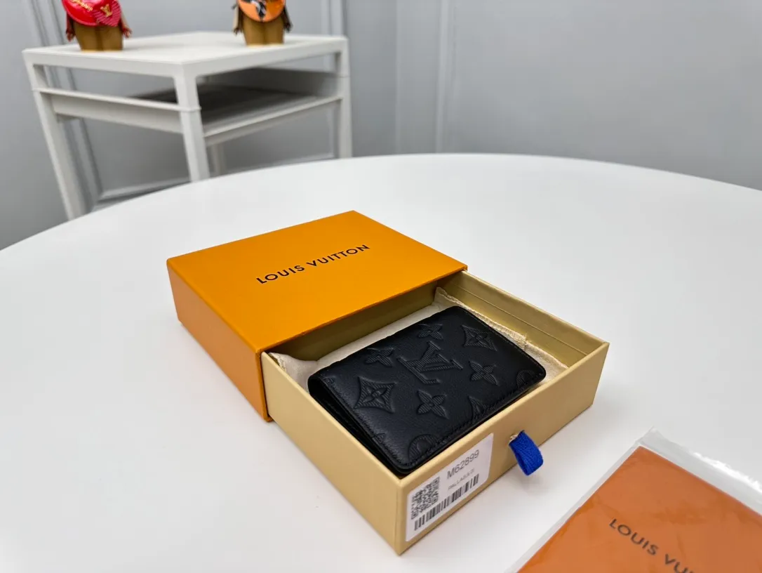 Factory price 280 Full head-grain leather [Top quality original order] M62899 Black card holder 👏👏 Louis Vuitton pocket wallet made of Monogram Shadow calfskin, an elegant choice for carrying daily items. The Monogram Shadow leather with classic Monogram embossing is soft in texture, compact in size and simple in appearance. It has several pockets and credit card slots inside. Dimensions: 7.5 x 11.0 x 1.0 cm