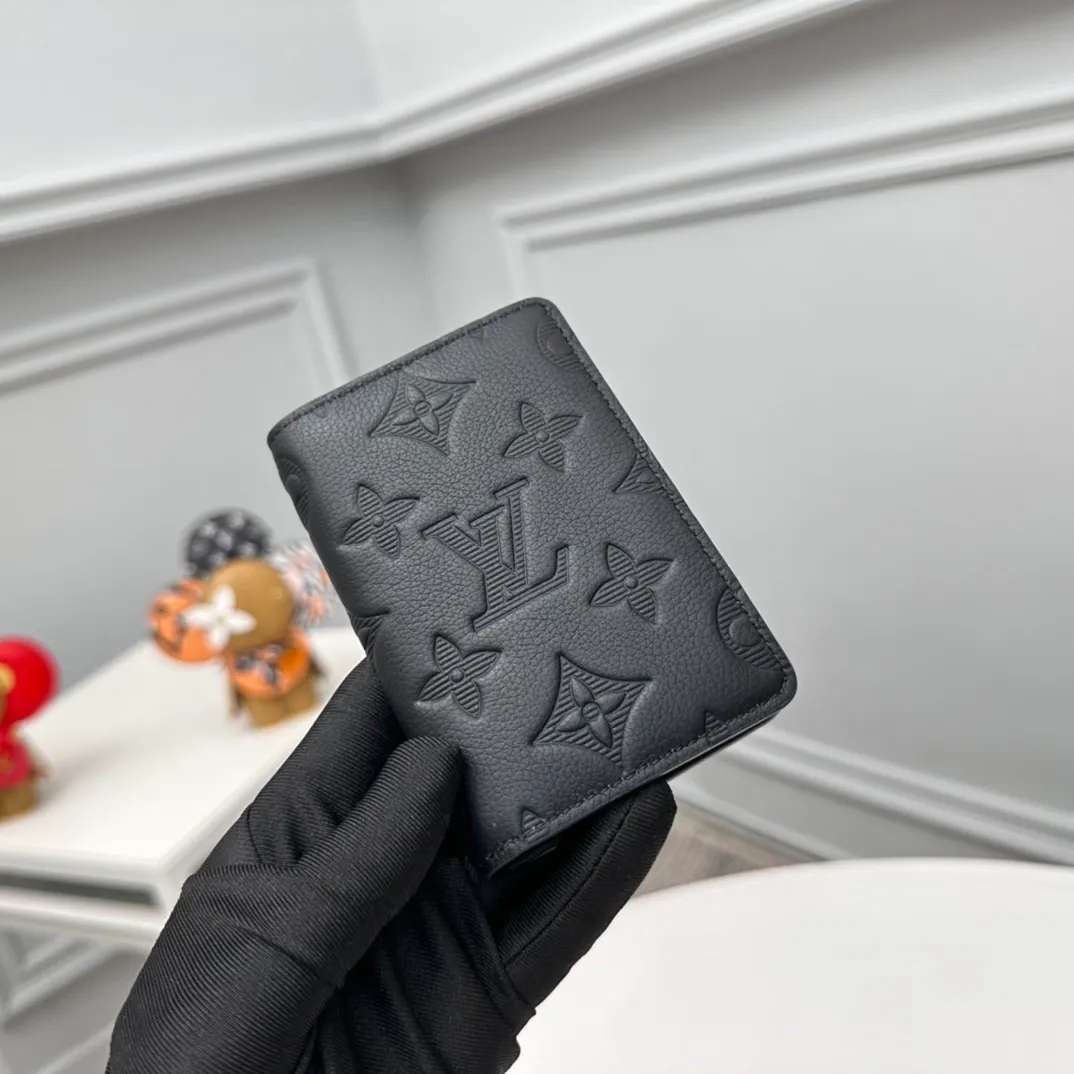Factory price 280 Full head-grain leather [Top quality original order] M62899 Black card holder 👏👏 Louis Vuitton pocket wallet made of Monogram Shadow calfskin, an elegant choice for carrying daily items. The Monogram Shadow leather with classic Monogram embossing is soft in texture, compact in size and simple in appearance. It has several pockets and credit card slots inside. Dimensions: 7.5 x 11.0 x 1.0 cm