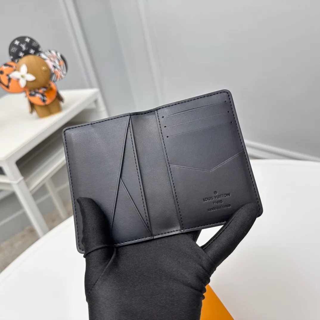 Factory price 280 Full head-grain leather [Top quality original order] M62899 Black card holder 👏👏 Louis Vuitton pocket wallet made of Monogram Shadow calfskin, an elegant choice for carrying daily items. The Monogram Shadow leather with classic Monogram embossing is soft in texture, compact in size and simple in appearance. It has several pockets and credit card slots inside. Dimensions: 7.5 x 11.0 x 1.0 cm