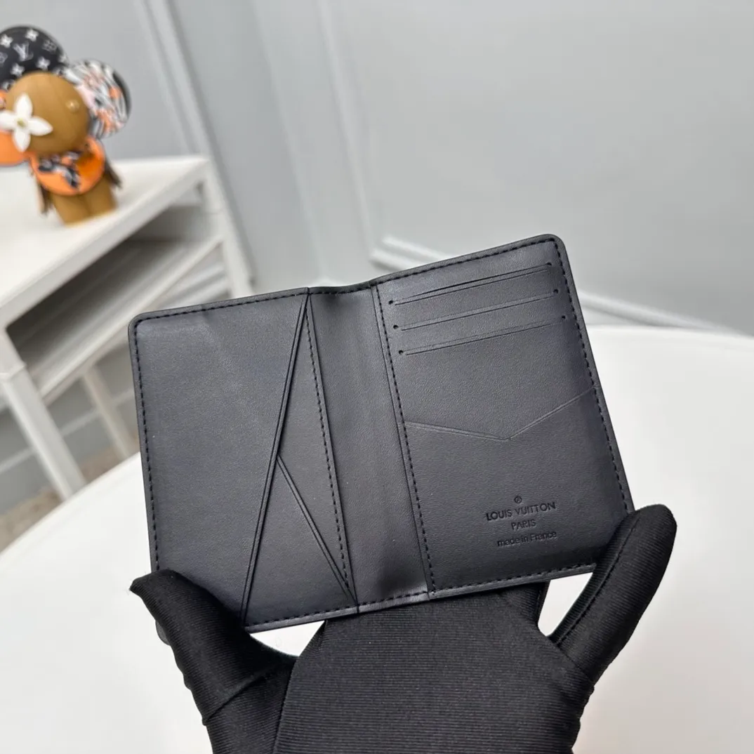 Factory price 280 Full head-grain leather [Top quality original order] M62899 Black card holder 👏👏 Louis Vuitton pocket wallet made of Monogram Shadow calfskin, an elegant choice for carrying daily items. The Monogram Shadow leather with classic Monogram embossing is soft in texture, compact in size and simple in appearance. It has several pockets and credit card slots inside. Dimensions: 7.5 x 11.0 x 1.0 cm