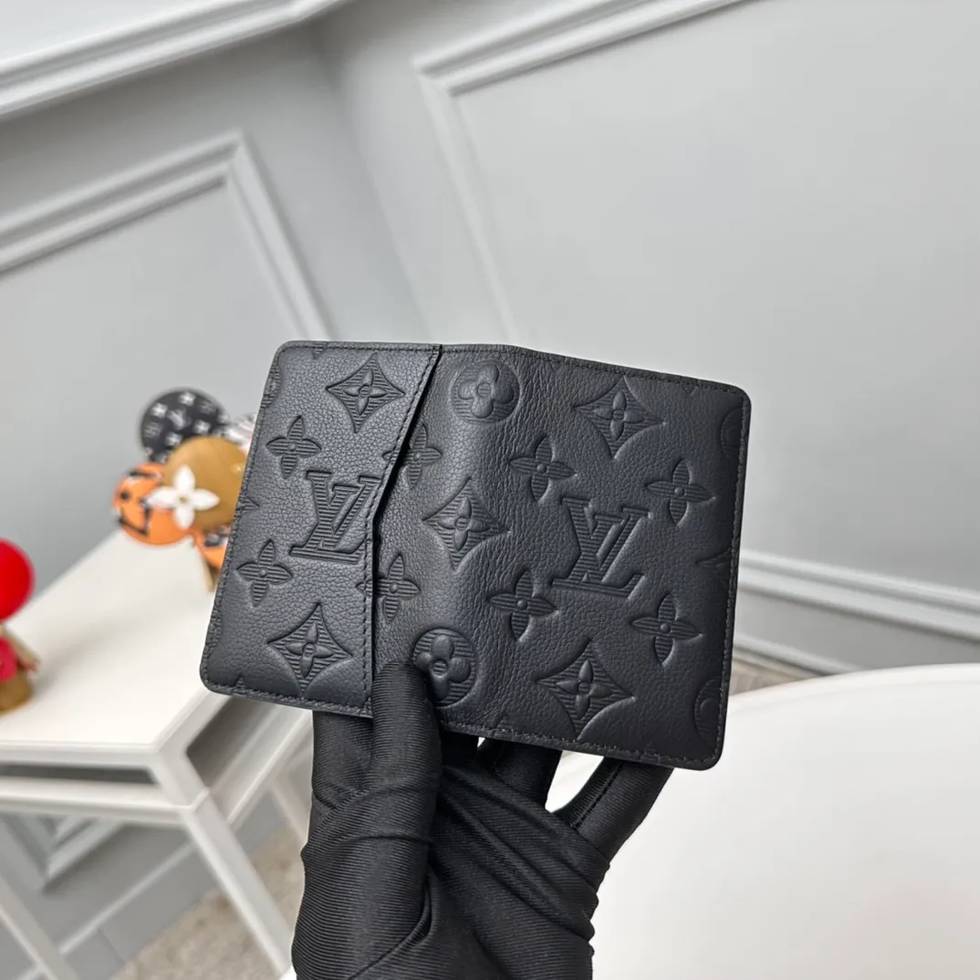 Factory price 280 Full head-grain leather [Top quality original order] M62899 Black card holder 👏👏 Louis Vuitton pocket wallet made of Monogram Shadow calfskin, an elegant choice for carrying daily items. The Monogram Shadow leather with classic Monogram embossing is soft in texture, compact in size and simple in appearance. It has several pockets and credit card slots inside. Dimensions: 7.5 x 11.0 x 1.0 cm