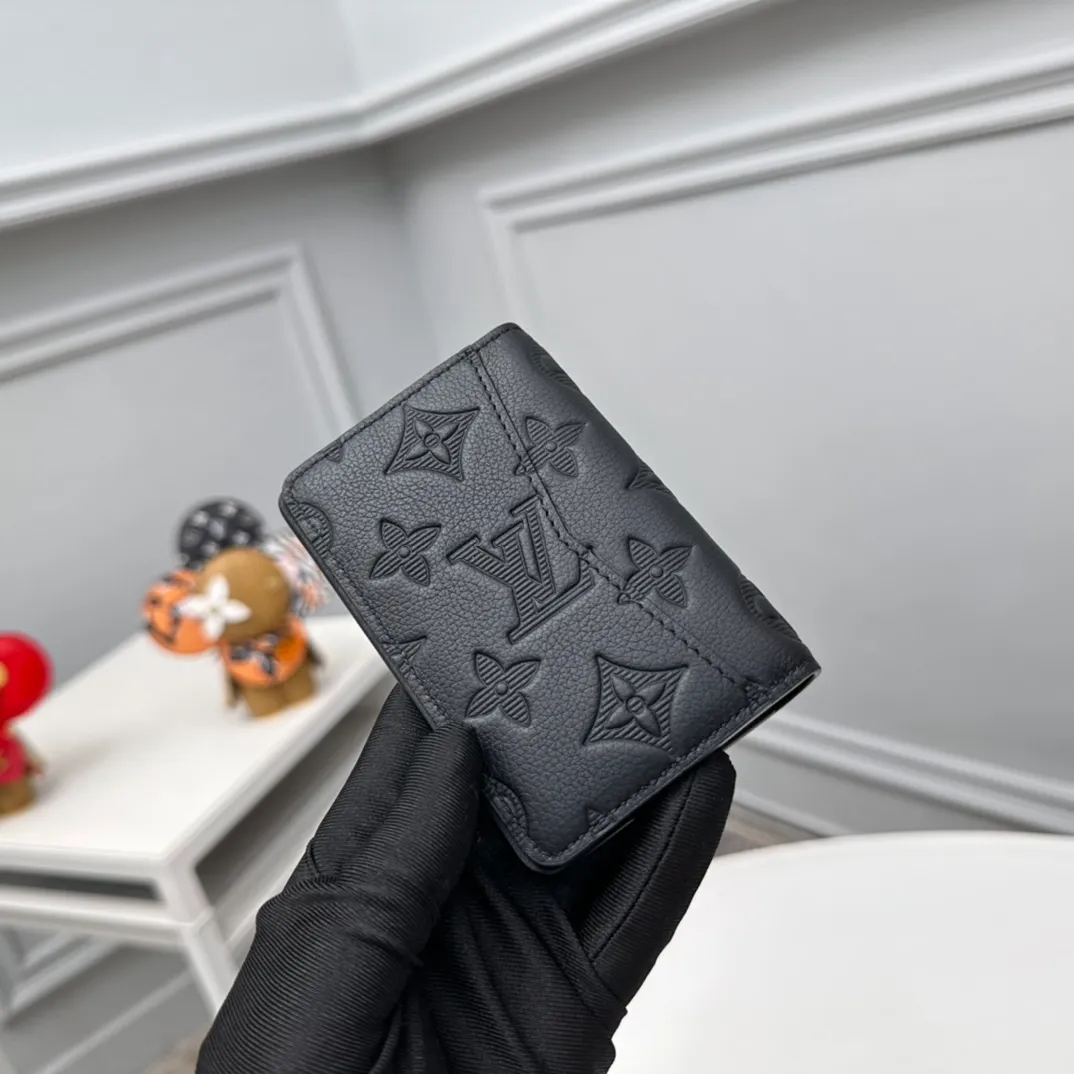 Factory price 280 Full head-grain leather [Top quality original order] M62899 Black card holder 👏👏 Louis Vuitton pocket wallet made of Monogram Shadow calfskin, an elegant choice for carrying daily items. The Monogram Shadow leather with classic Monogram embossing is soft in texture, compact in size and simple in appearance. It has several pockets and credit card slots inside. Dimensions: 7.5 x 11.0 x 1.0 cm