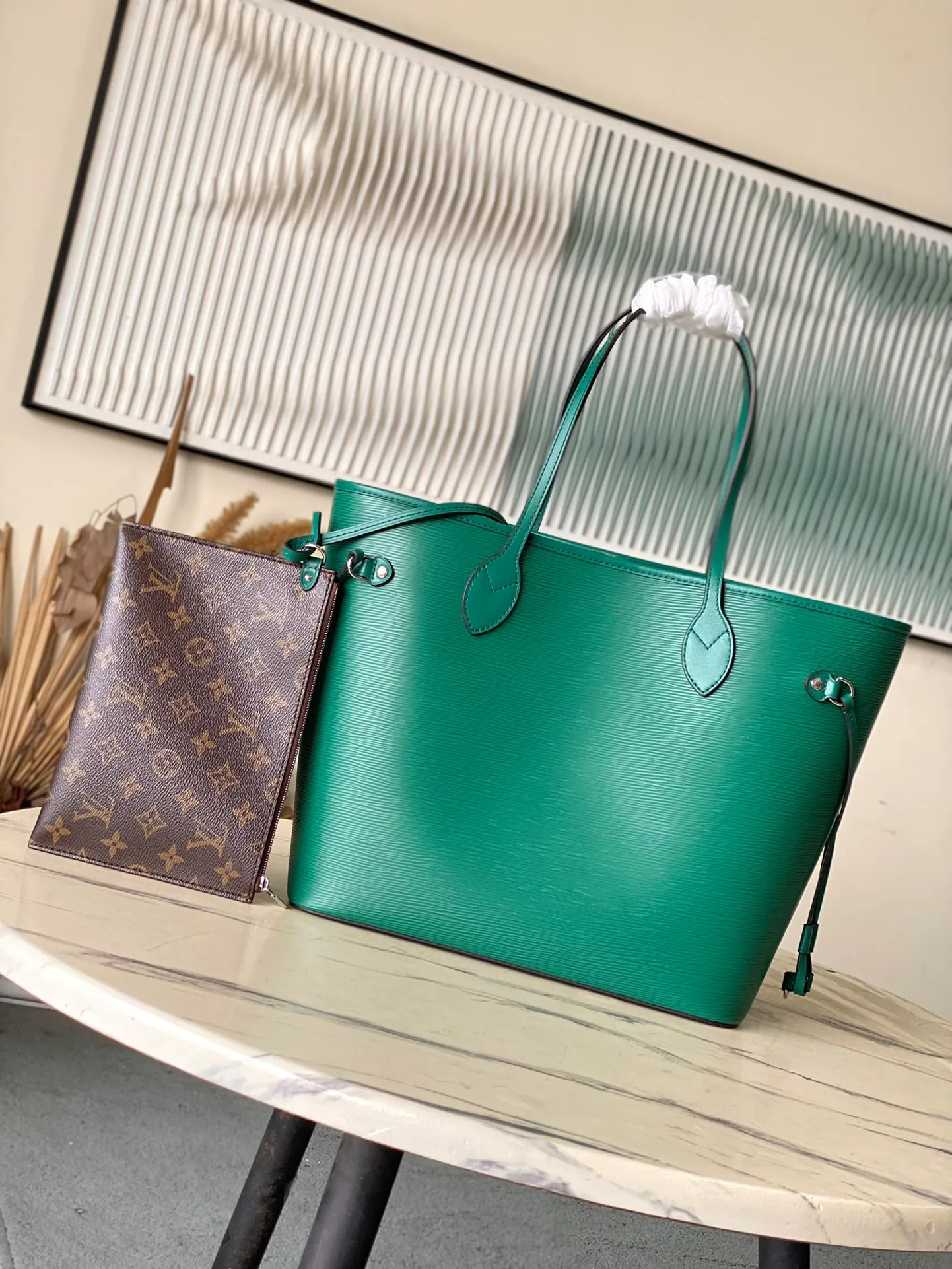 💰1320 (First-Grade Leather) Top Original M12195 Green This classic Neverfull MM St hand bag combines timeless design and traditional details, making it ideal for carrying to work and other occasions. The new version is made from signature Epi leather and has adjustable elastic straps on both sides to create a tight silhouette. The interior of the bag is spacious enough to store a 13-inch laptop, and the detachable zippered storage bag can be used as a clutch or as an extra pocket to store valuables. Dimensions: 31 x 28 x 14 cm (length x height x width)
