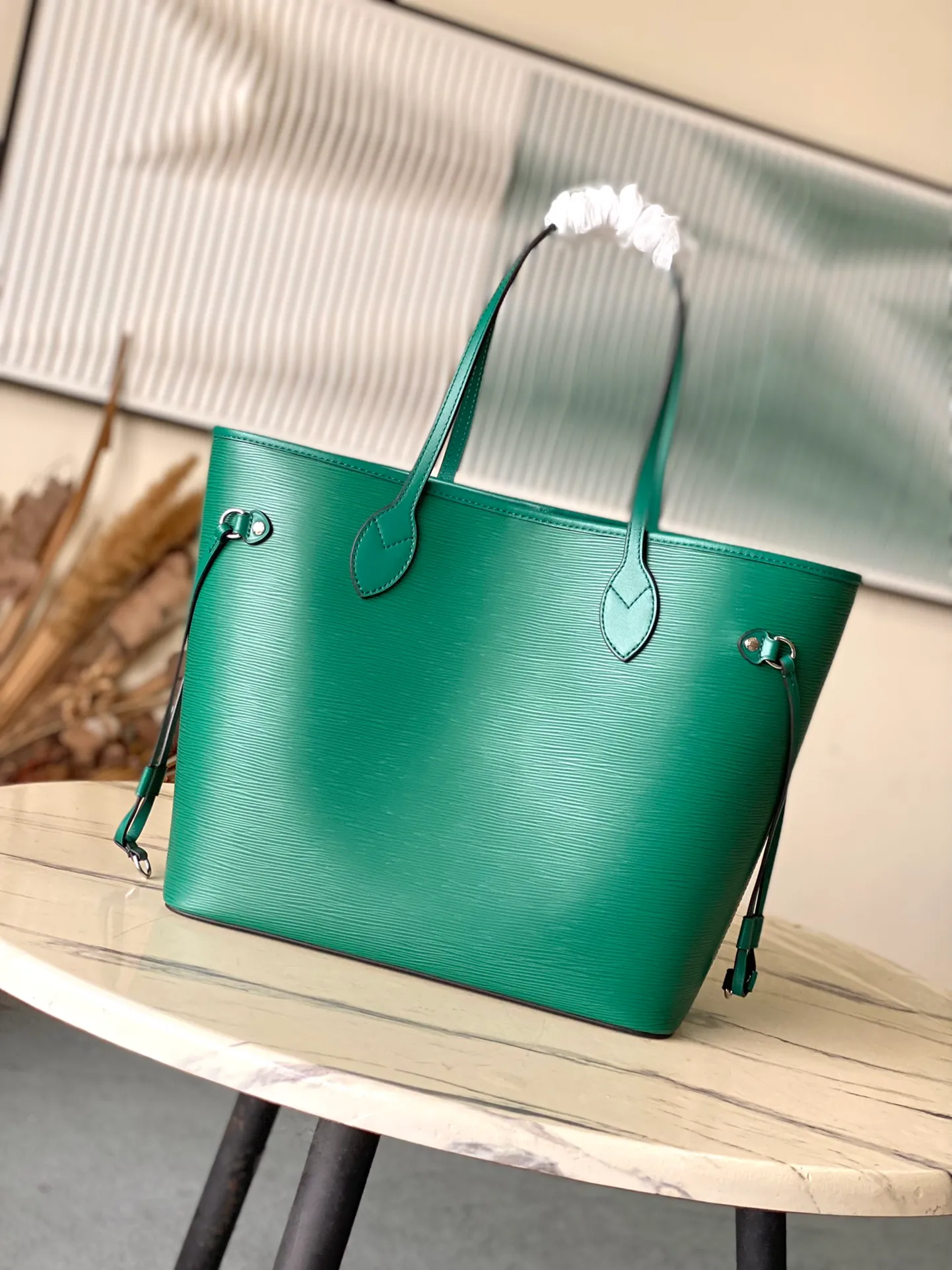 💰1320 (First-Grade Leather) Top Original M12195 Green This classic Neverfull MM St hand bag combines timeless design and traditional details, making it ideal for carrying to work and other occasions. The new version is made from signature Epi leather and has adjustable elastic straps on both sides to create a tight silhouette. The interior of the bag is spacious enough to store a 13-inch laptop, and the detachable zippered storage bag can be used as a clutch or as an extra pocket to store valuables. Dimensions: 31 x 28 x 14 cm (length x height x width)