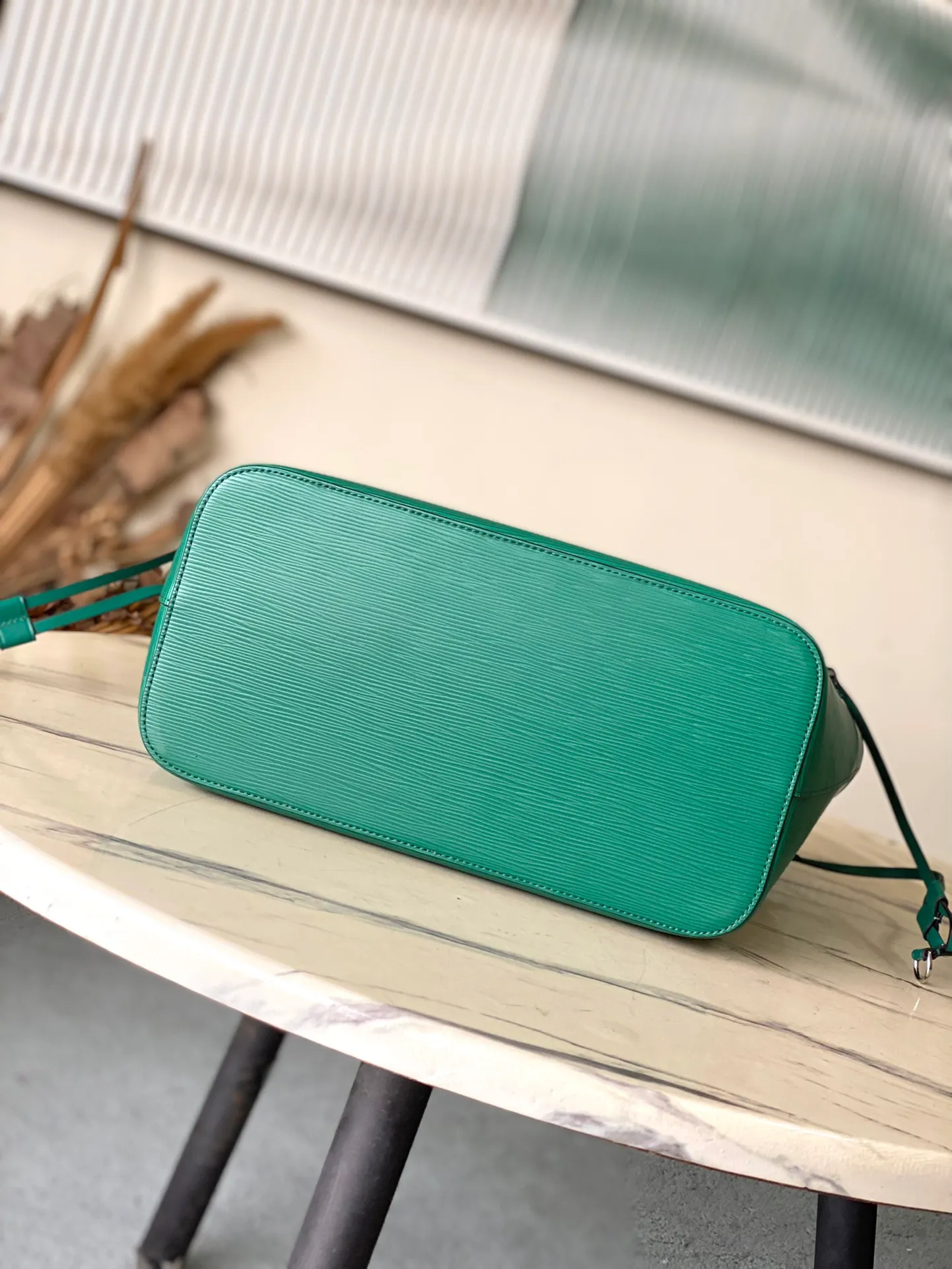 💰1320 (First-Grade Leather) Top Original M12195 Green This classic Neverfull MM St hand bag combines timeless design and traditional details, making it ideal for carrying to work and other occasions. The new version is made from signature Epi leather and has adjustable elastic straps on both sides to create a tight silhouette. The interior of the bag is spacious enough to store a 13-inch laptop, and the detachable zippered storage bag can be used as a clutch or as an extra pocket to store valuables. Dimensions: 31 x 28 x 14 cm (length x height x width)