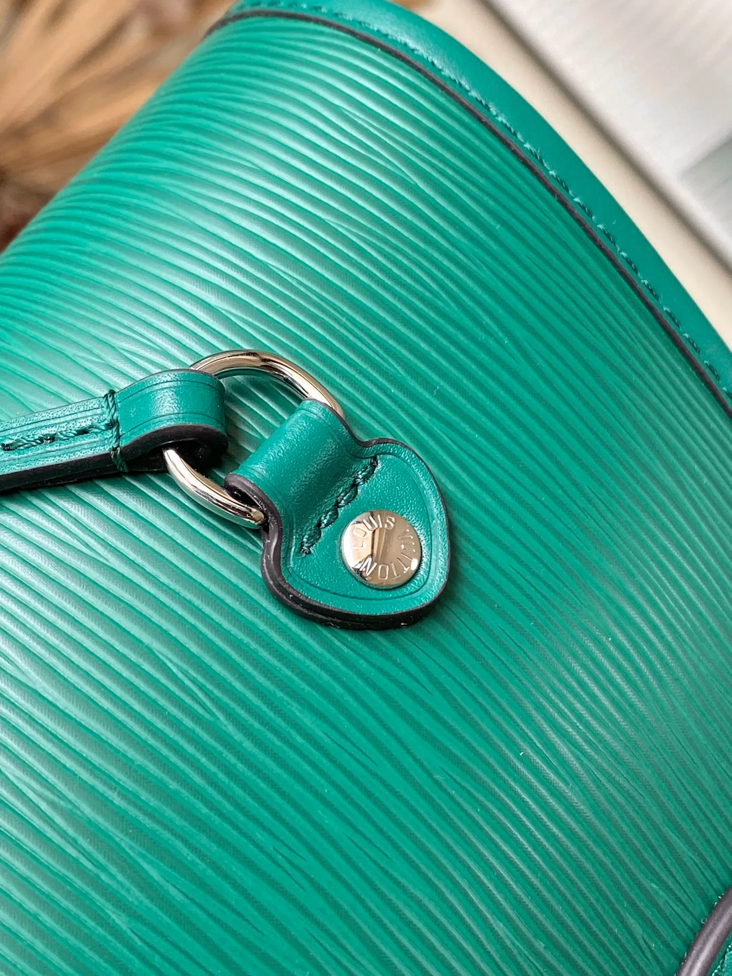 💰1320 (First-Grade Leather) Top Original M12195 Green This classic Neverfull MM St hand bag combines timeless design and traditional details, making it ideal for carrying to work and other occasions. The new version is made from signature Epi leather and has adjustable elastic straps on both sides to create a tight silhouette. The interior of the bag is spacious enough to store a 13-inch laptop, and the detachable zippered storage bag can be used as a clutch or as an extra pocket to store valuables. Dimensions: 31 x 28 x 14 cm (length x height x width)