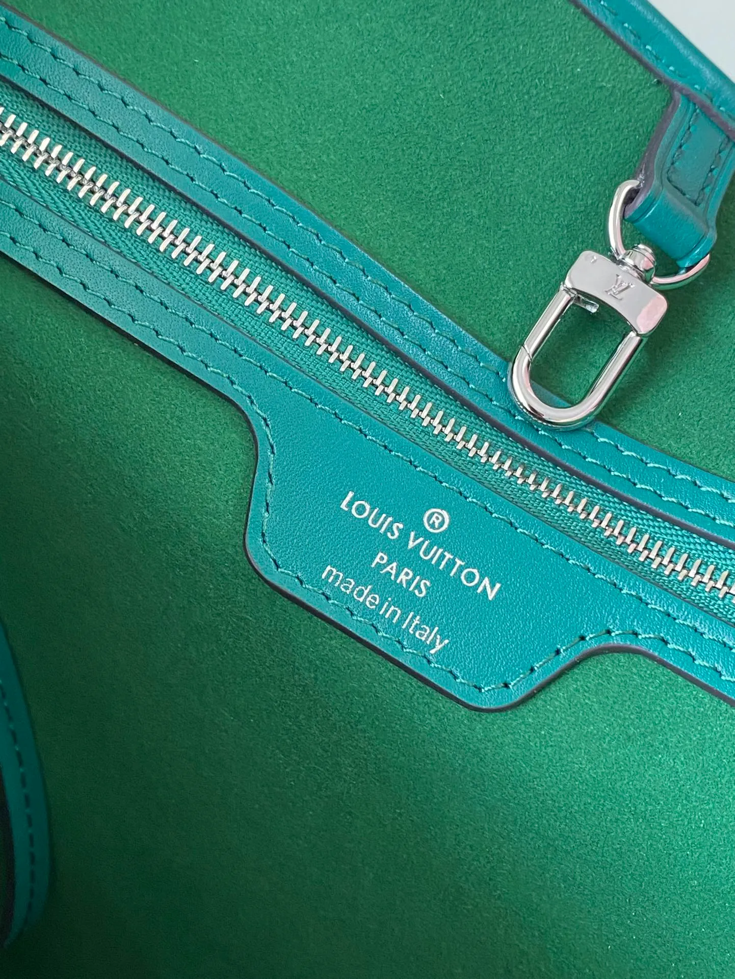 💰1320 (First-Grade Leather) Top Original M12195 Green This classic Neverfull MM St hand bag combines timeless design and traditional details, making it ideal for carrying to work and other occasions. The new version is made from signature Epi leather and has adjustable elastic straps on both sides to create a tight silhouette. The interior of the bag is spacious enough to store a 13-inch laptop, and the detachable zippered storage bag can be used as a clutch or as an extra pocket to store valuables. Dimensions: 31 x 28 x 14 cm (length x height x width)