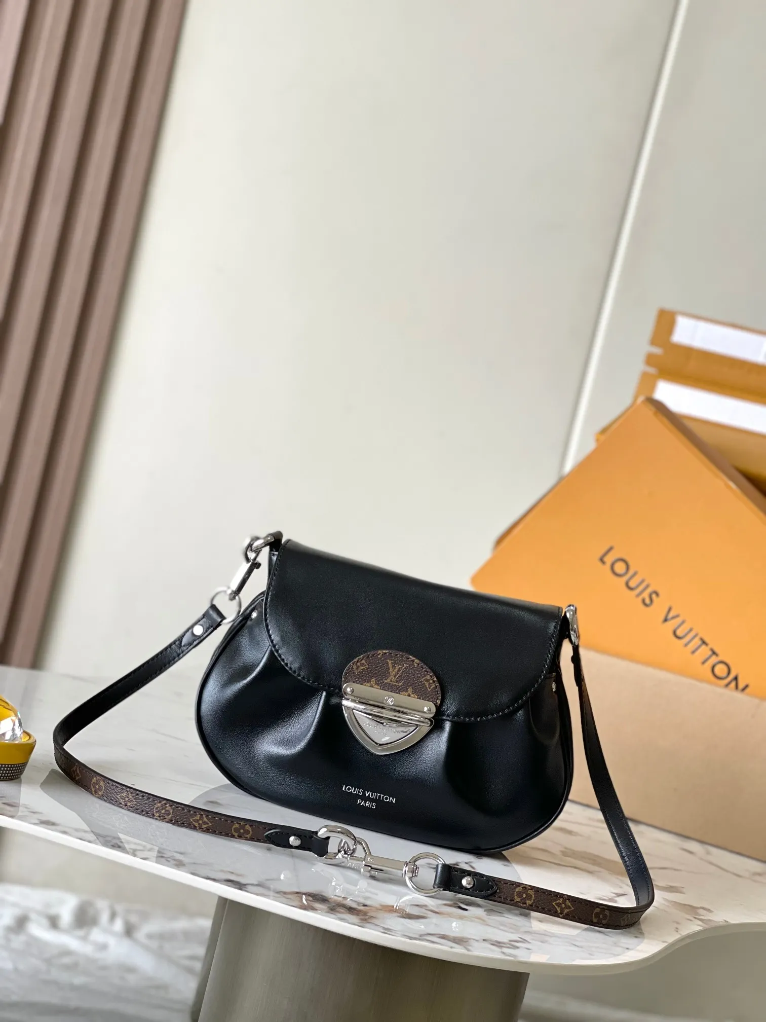 p2160 [Special grade MB chip version original leather] Sunset Vibe handbag. Yingze sheep leather Model: M12192 black dynamic chip version Material: A-grade all-steel hardware, imported original fabric Packaging: full set of original factory duty-free MB packaging Size: 27*18*3CM