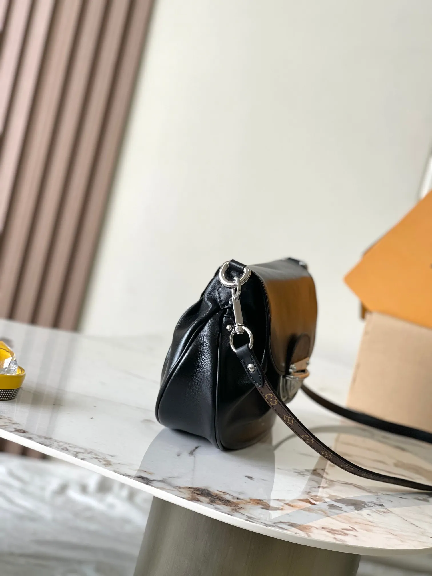 p2160 [Special grade MB chip version original leather] Sunset Vibe handbag. Yingze sheep leather Model: M12192 black dynamic chip version Material: A-grade all-steel hardware, imported original fabric Packaging: full set of original factory duty-free MB packaging Size: 27*18*3CM