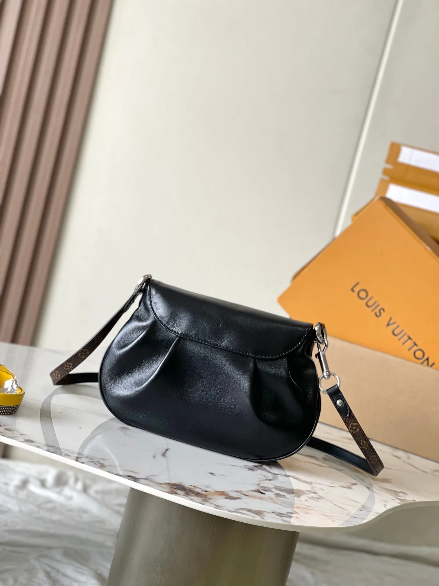p2160 [Special grade MB chip version original leather] Sunset Vibe handbag. Yingze sheep leather Model: M12192 black dynamic chip version Material: A-grade all-steel hardware, imported original fabric Packaging: full set of original factory duty-free MB packaging Size: 27*18*3CM
