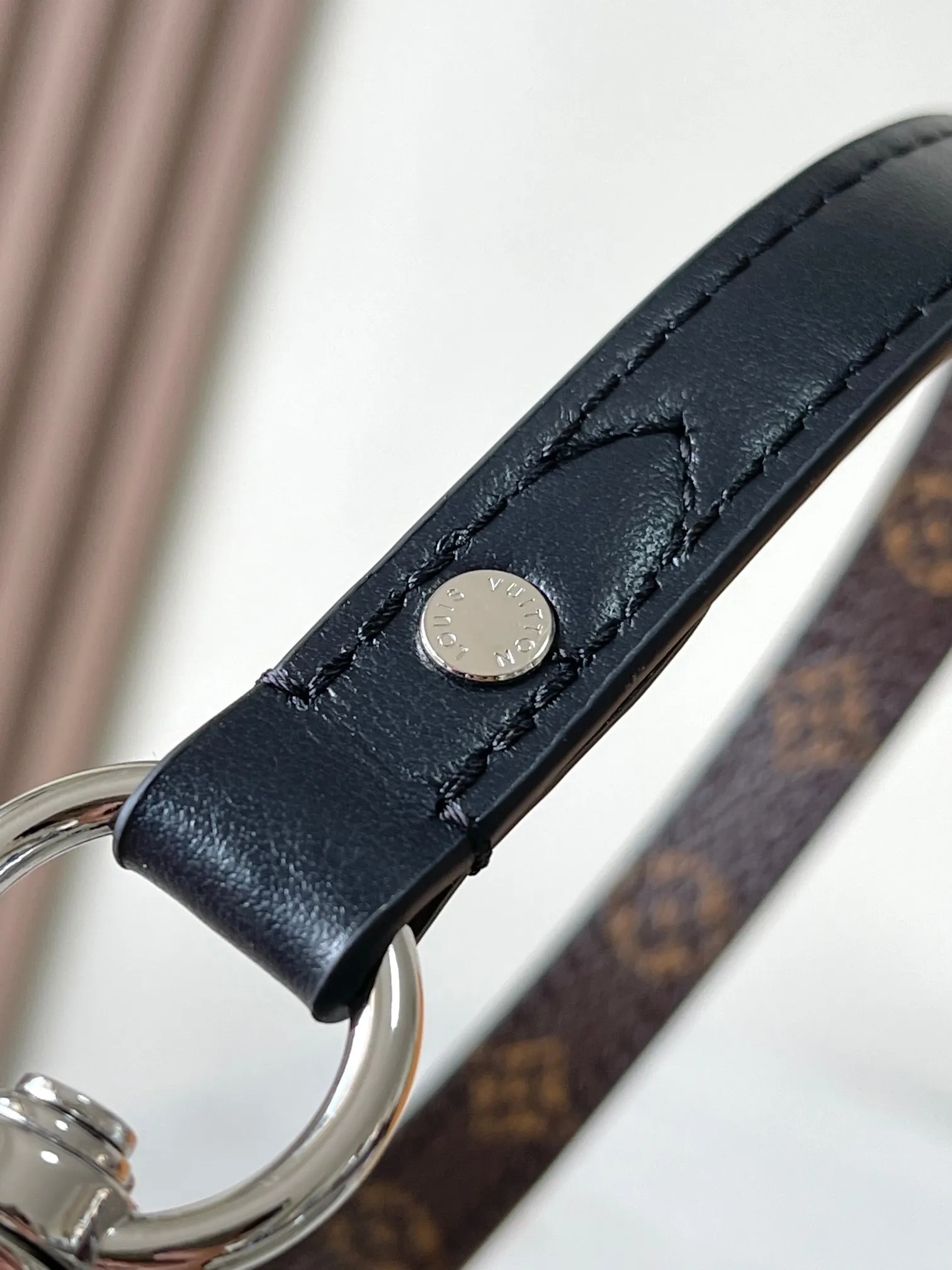 p2160 [Special grade MB chip version original leather] Sunset Vibe handbag. Yingze sheep leather Model: M12192 black dynamic chip version Material: A-grade all-steel hardware, imported original fabric Packaging: full set of original factory duty-free MB packaging Size: 27*18*3CM