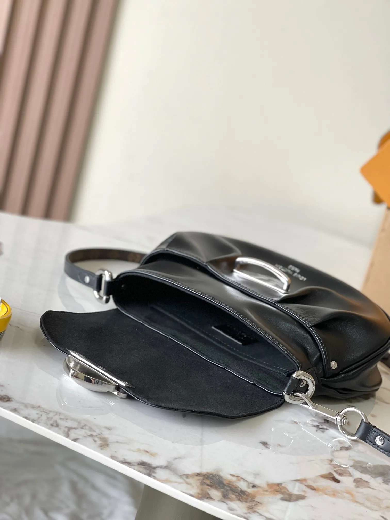 p2160 [Special grade MB chip version original leather] Sunset Vibe handbag. Yingze sheep leather Model: M12192 black dynamic chip version Material: A-grade all-steel hardware, imported original fabric Packaging: full set of original factory duty-free MB packaging Size: 27*18*3CM