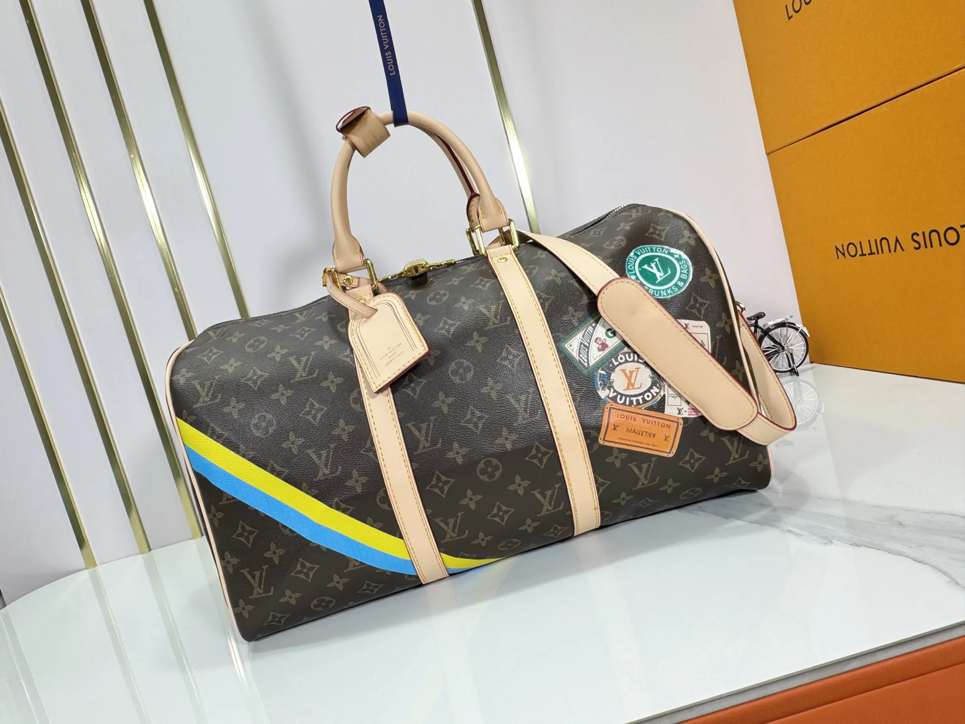 P340 upgraded original M01949 M41418 M40569 M45604 M40605 Keepall 45 travel bag, made of the new iconic black and gray Monogram Eclipse canvas. Since 1930, the Keepall series of bags has accompanied generations of travelers traveling around the world. Featuring multiple comfortable leather handles, a strap for casual cross-body carry and a shiny padlock, this updated travel bag is the ideal companion for short trips. Dimensions: 45.0 x 27.0 x 20.0 cm