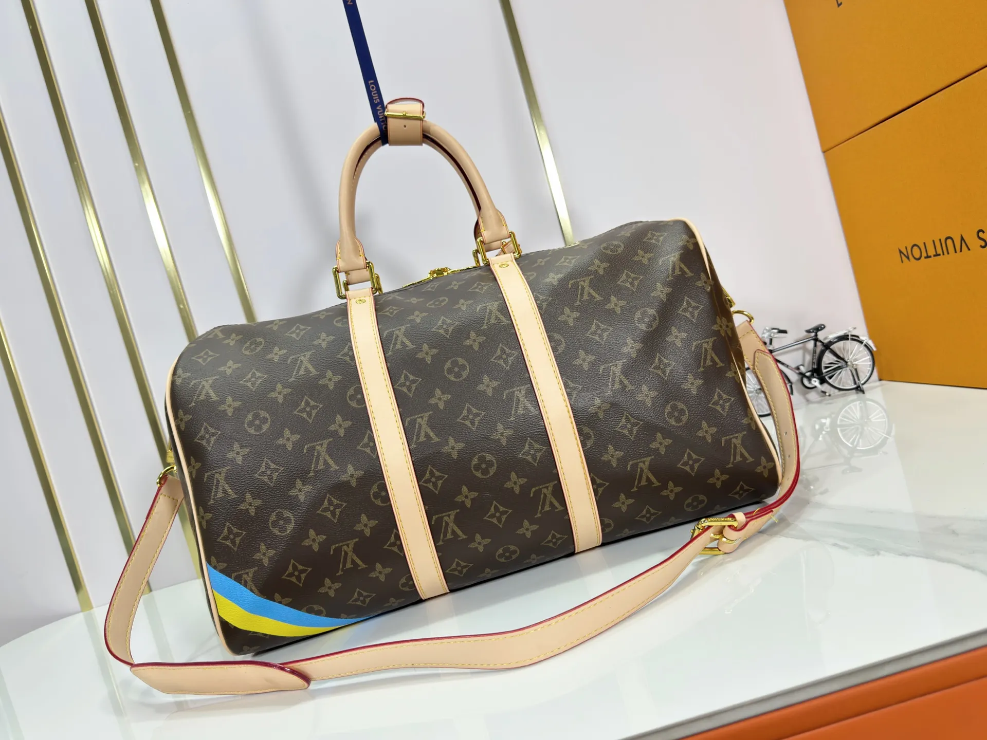 P340 upgraded original M01949 M41418 M40569 M45604 M40605 Keepall 45 travel bag, made of the new iconic black and gray Monogram Eclipse canvas. Since 1930, the Keepall series of bags has accompanied generations of travelers traveling around the world. Featuring multiple comfortable leather handles, a strap for casual cross-body carry and a shiny padlock, this updated travel bag is the ideal companion for short trips. Dimensions: 45.0 x 27.0 x 20.0 cm