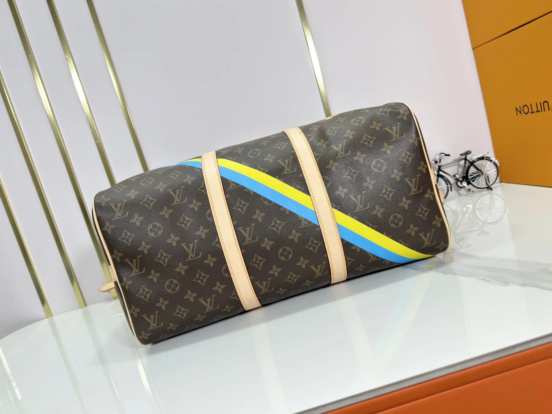 P340 upgraded original M01949 M41418 M40569 M45604 M40605 Keepall 45 travel bag, made of the new iconic black and gray Monogram Eclipse canvas. Since 1930, the Keepall series of bags has accompanied generations of travelers traveling around the world. Featuring multiple comfortable leather handles, a strap for casual cross-body carry and a shiny padlock, this updated travel bag is the ideal companion for short trips. Dimensions: 45.0 x 27.0 x 20.0 cm