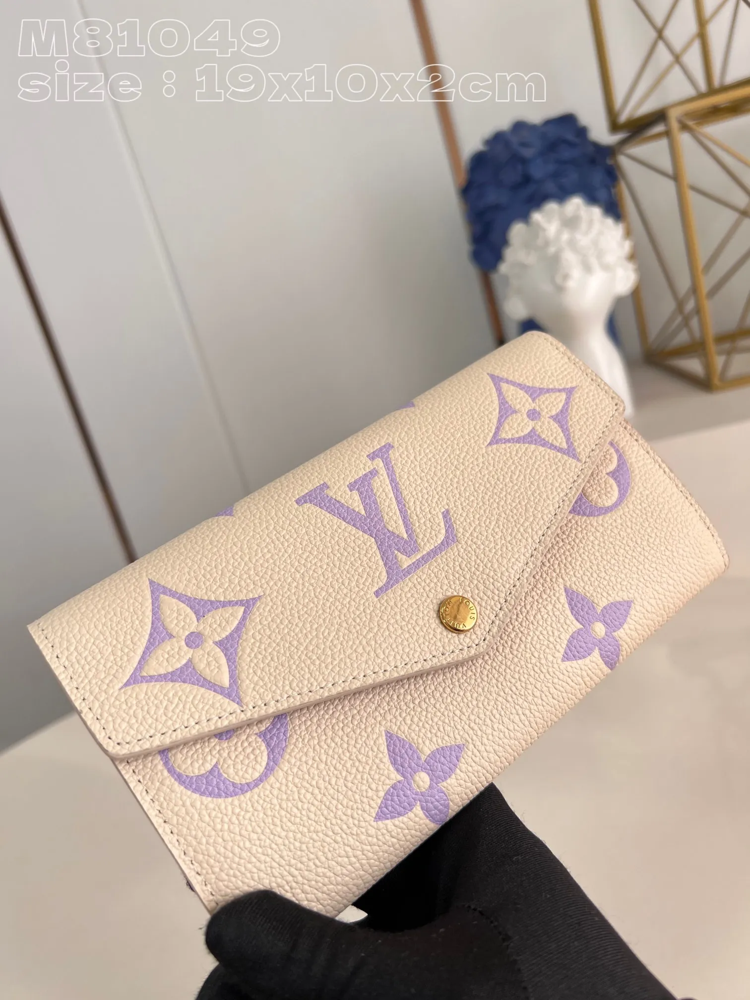 💰160 💎Upgraded from the original version🇫🇷 This Sarah wallet is made of soft Monogram Empreinte grained cow leather embossed with the classic Monogram pattern, with an envelope-style flap to open the credit card compartment and zippered coin pocket. Model: 81049 taro purple. Dimensions: 19 x 10.5 x 2 cm (length x height x width)