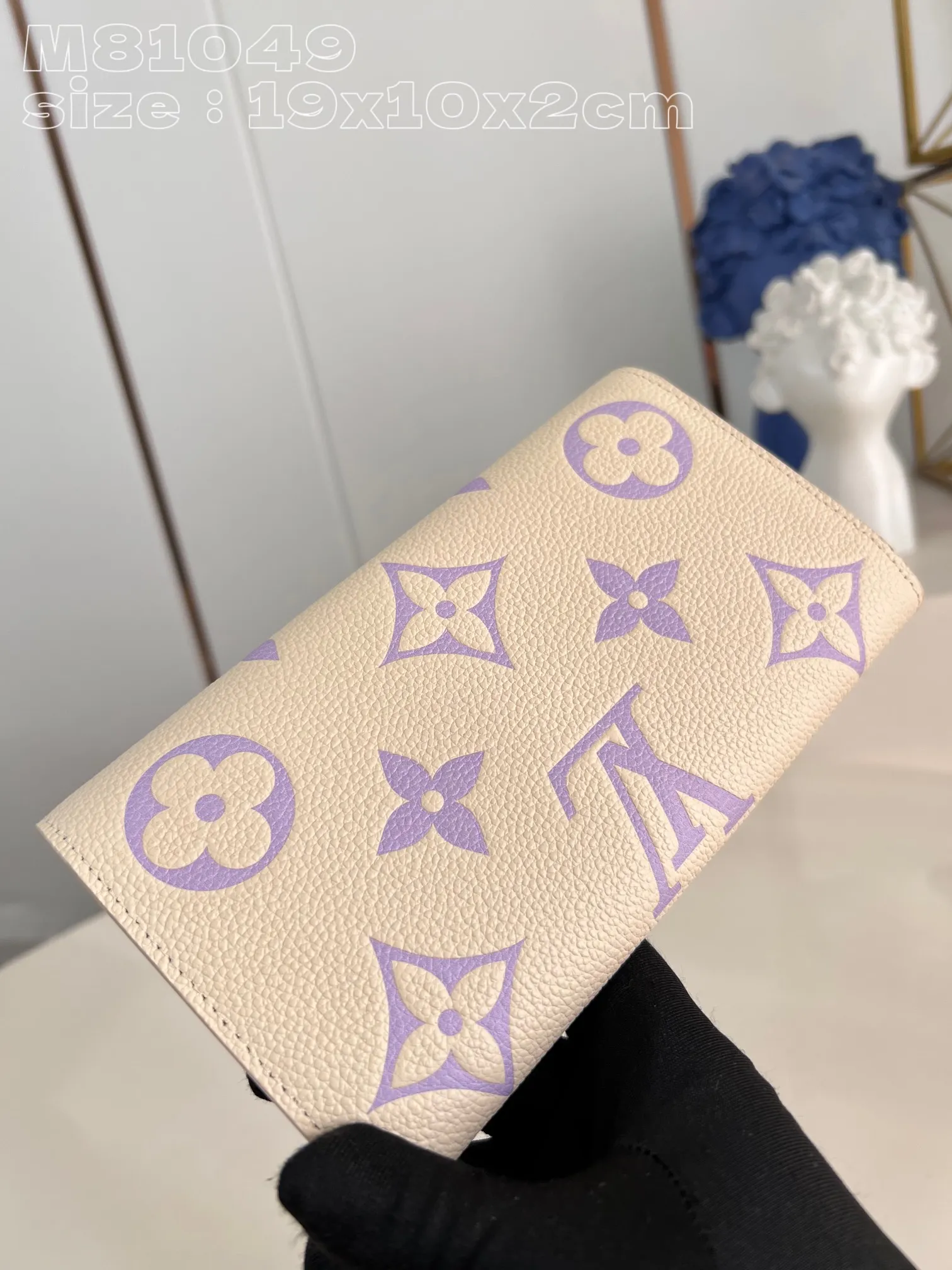 💰160 💎Upgraded from the original version🇫🇷 This Sarah wallet is made of soft Monogram Empreinte grained cow leather embossed with the classic Monogram pattern, with an envelope-style flap to open the credit card compartment and zippered coin pocket. Model: 81049 taro purple. Dimensions: 19 x 10.5 x 2 cm (length x height x width)