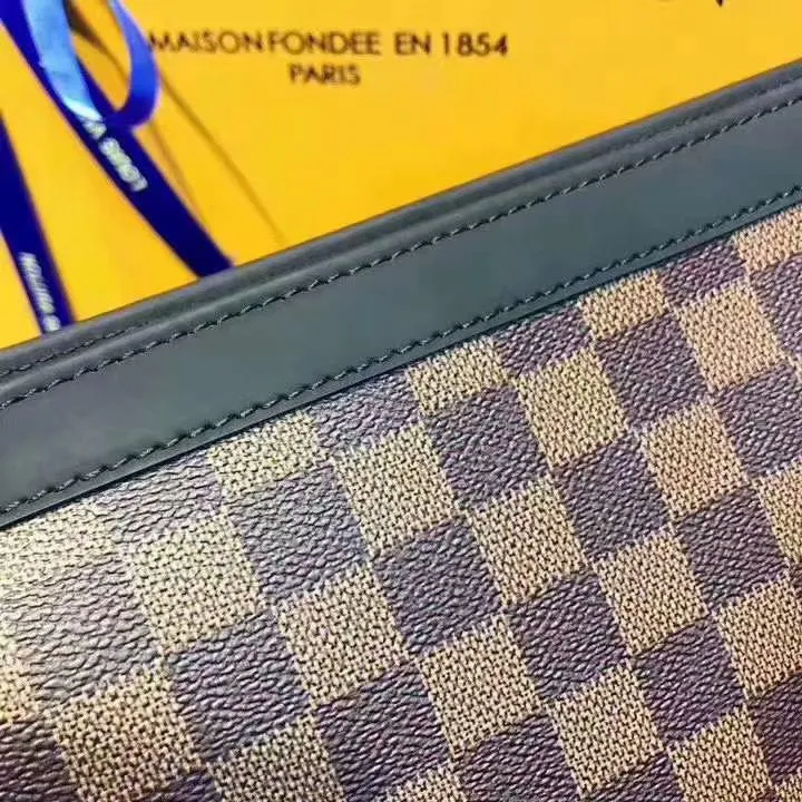P130LV POCHETTE VOYAGE M61692 41696 Medium Handbag The handbag is made of the new iconic black and gray Monogram Eclipse canvas. This new Pochette Voyage medium handbag with a strong style can easily store personal essentials. Zipper closure - 1 internal patch pocket - 6 internal credit card slots - Specially coated canvas - Microfiber lining - Cowhide leather with Monogram canvas trim. size: 27*6*20-(upgraded version)