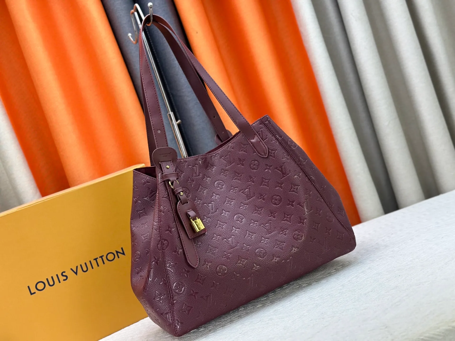P280 Large [ALL IN ONE MM Handbag] m25888 maroon m25860 black This All In One MM handbag expands the capacity definition of the All-In series and can be transformed into a rounded Hobo handbag or an open tote bag, making it easy to carry daily needs. Monogram Empreinte leather bag with dazzling metal parts, LV padlock and nameplate highlight the exquisite details. Size:56x30.5x17(cm)