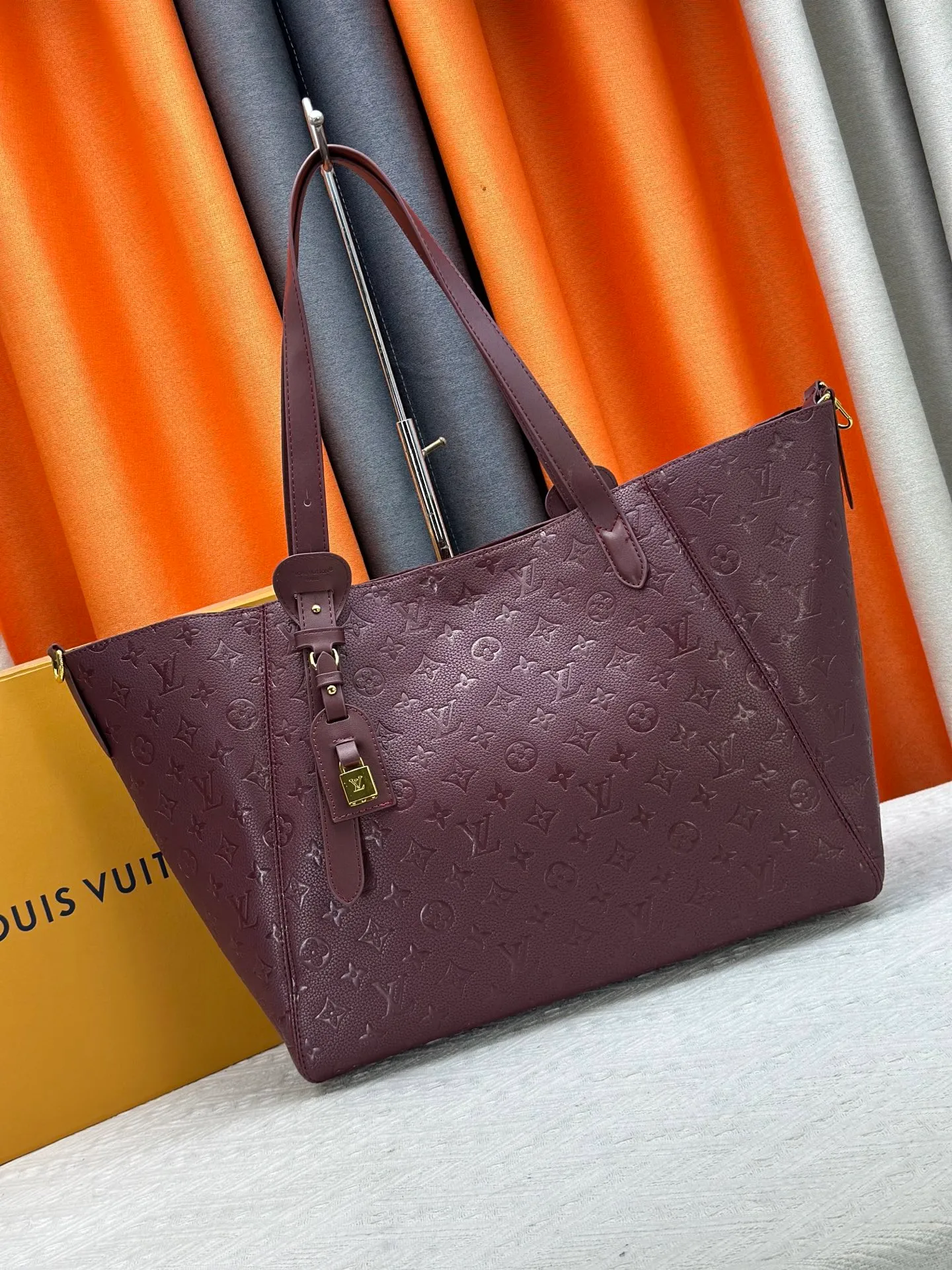 P280 Large [ALL IN ONE MM Handbag] m25888 maroon m25860 black This All In One MM handbag expands the capacity definition of the All-In series and can be transformed into a rounded Hobo handbag or an open tote bag, making it easy to carry daily needs. Monogram Empreinte leather bag with dazzling metal parts, LV padlock and nameplate highlight the exquisite details. Size:56x30.5x17(cm)