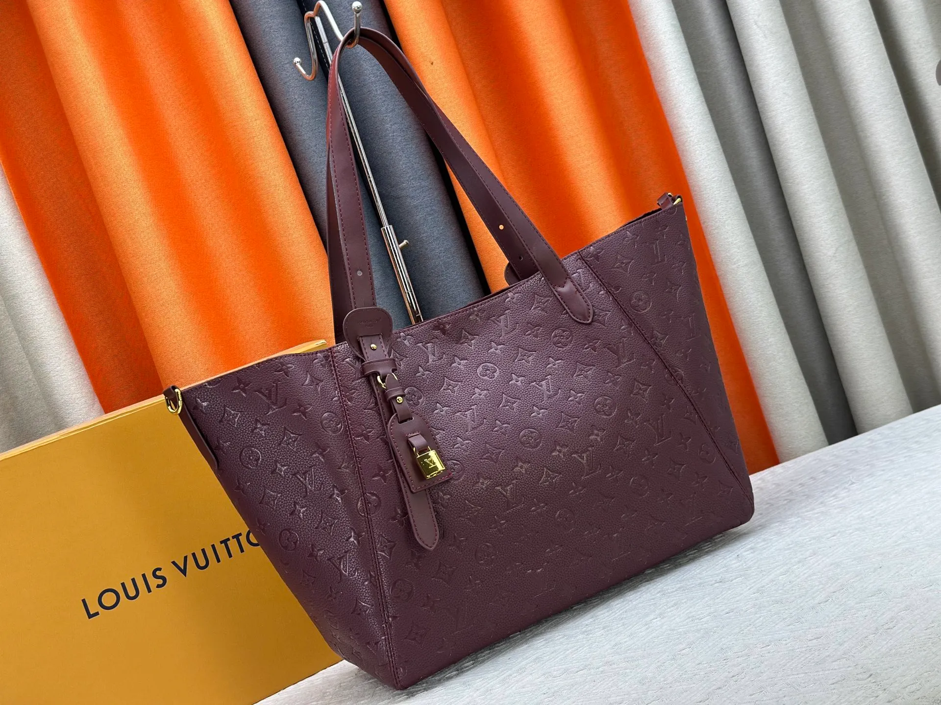 P280 Large [ALL IN ONE MM Handbag] m25888 maroon m25860 black This All In One MM handbag expands the capacity definition of the All-In series and can be transformed into a rounded Hobo handbag or an open tote bag, making it easy to carry daily needs. Monogram Empreinte leather bag with dazzling metal parts, LV padlock and nameplate highlight the exquisite details. Size:56x30.5x17(cm)