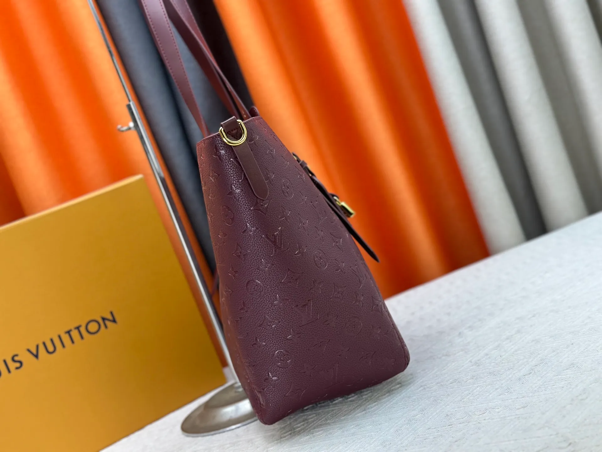 P280 Large [ALL IN ONE MM Handbag] m25888 maroon m25860 black This All In One MM handbag expands the capacity definition of the All-In series and can be transformed into a rounded Hobo handbag or an open tote bag, making it easy to carry daily needs. Monogram Empreinte leather bag with dazzling metal parts, LV padlock and nameplate highlight the exquisite details. Size:56x30.5x17(cm)