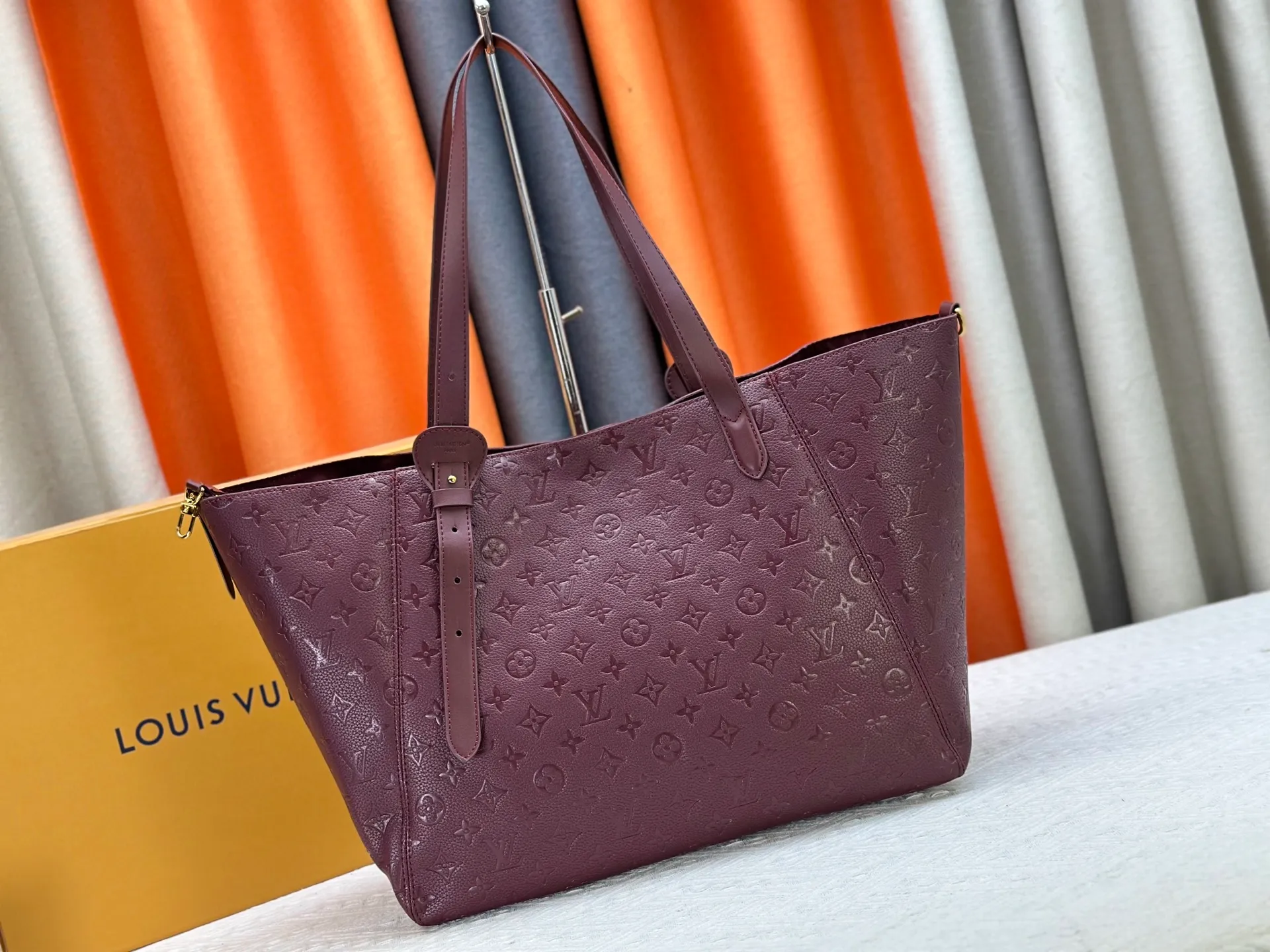 P280 Large [ALL IN ONE MM Handbag] m25888 maroon m25860 black This All In One MM handbag expands the capacity definition of the All-In series and can be transformed into a rounded Hobo handbag or an open tote bag, making it easy to carry daily needs. Monogram Empreinte leather bag with dazzling metal parts, LV padlock and nameplate highlight the exquisite details. Size:56x30.5x17(cm)