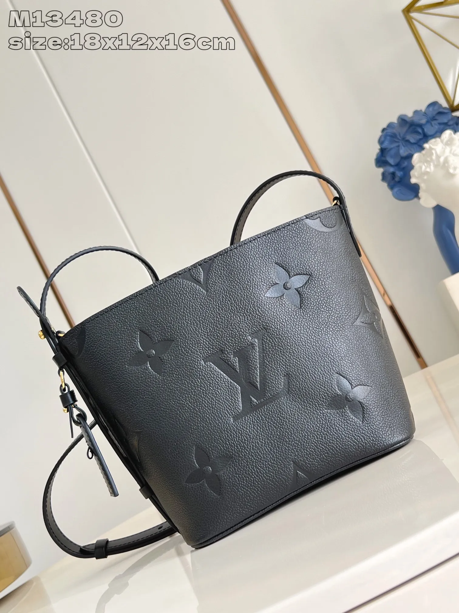💰1020 (top layer leather) top-quality original individual real shot M13480 black embossed】M13480 This All In BB handbag is made of Monogram Empreinte leather with shiny metal parts, and the iconic padlock and nameplate highlight the classic style. The adjustable shoulder strap continues the brand's trunk-making heritage, and the leather shoulder strap adds cross-body and shoulder carry options. The foldable design enables the silhouette to be retracted and retracted freely, providing ample space for daily use. 18 x 12 x 16 cm (height x width x length)