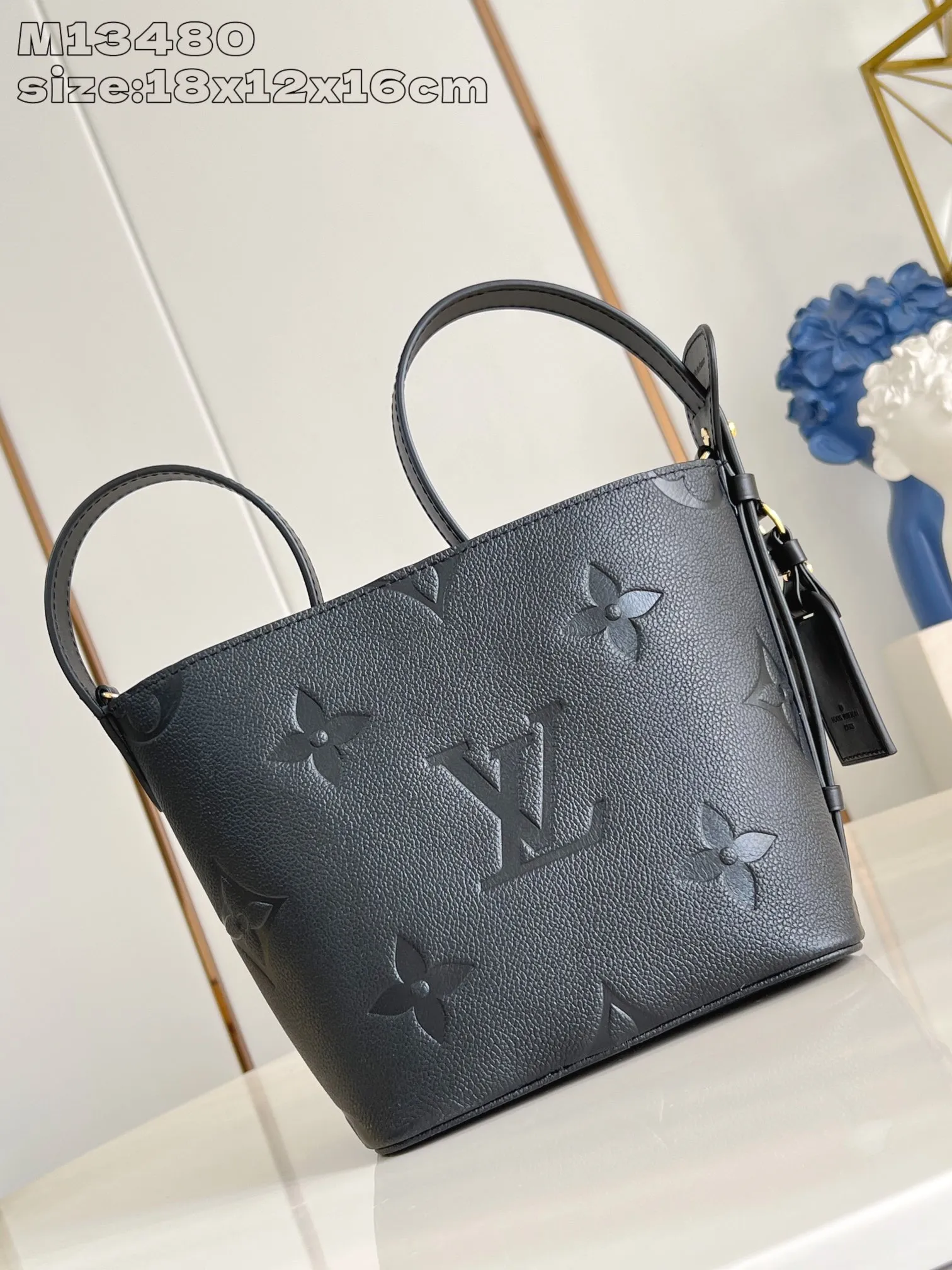 💰1020 (top layer leather) top-quality original individual real shot M13480 black embossed】M13480 This All In BB handbag is made of Monogram Empreinte leather with shiny metal parts, and the iconic padlock and nameplate highlight the classic style. The adjustable shoulder strap continues the brand's trunk-making heritage, and the leather shoulder strap adds cross-body and shoulder carry options. The foldable design enables the silhouette to be retracted and retracted freely, providing ample space for daily use. 18 x 12 x 16 cm (height x width x length)
