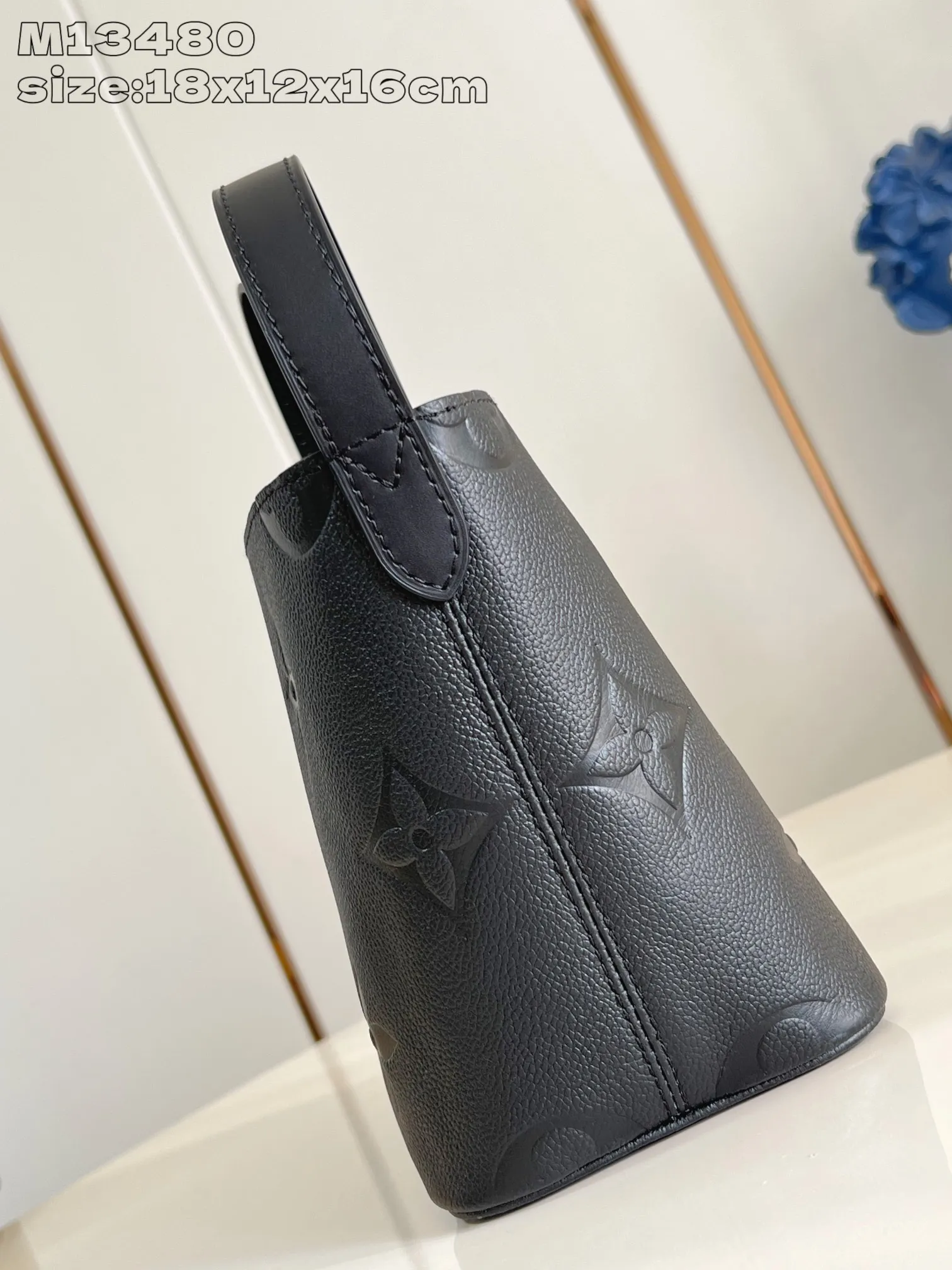 💰1020 (top layer leather) top-quality original individual real shot M13480 black embossed】M13480 This All In BB handbag is made of Monogram Empreinte leather with shiny metal parts, and the iconic padlock and nameplate highlight the classic style. The adjustable shoulder strap continues the brand's trunk-making heritage, and the leather shoulder strap adds cross-body and shoulder carry options. The foldable design enables the silhouette to be retracted and retracted freely, providing ample space for daily use. 18 x 12 x 16 cm (height x width x length)