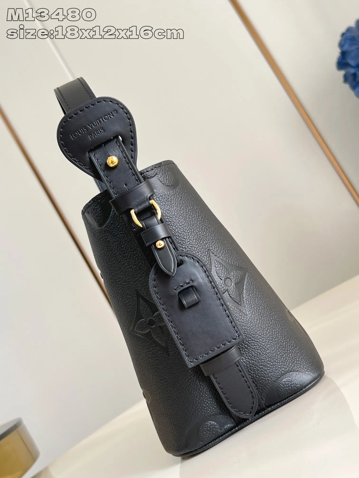 💰1020 (top layer leather) top-quality original individual real shot M13480 black embossed】M13480 This All In BB handbag is made of Monogram Empreinte leather with shiny metal parts, and the iconic padlock and nameplate highlight the classic style. The adjustable shoulder strap continues the brand's trunk-making heritage, and the leather shoulder strap adds cross-body and shoulder carry options. The foldable design enables the silhouette to be retracted and retracted freely, providing ample space for daily use. 18 x 12 x 16 cm (height x width x length)