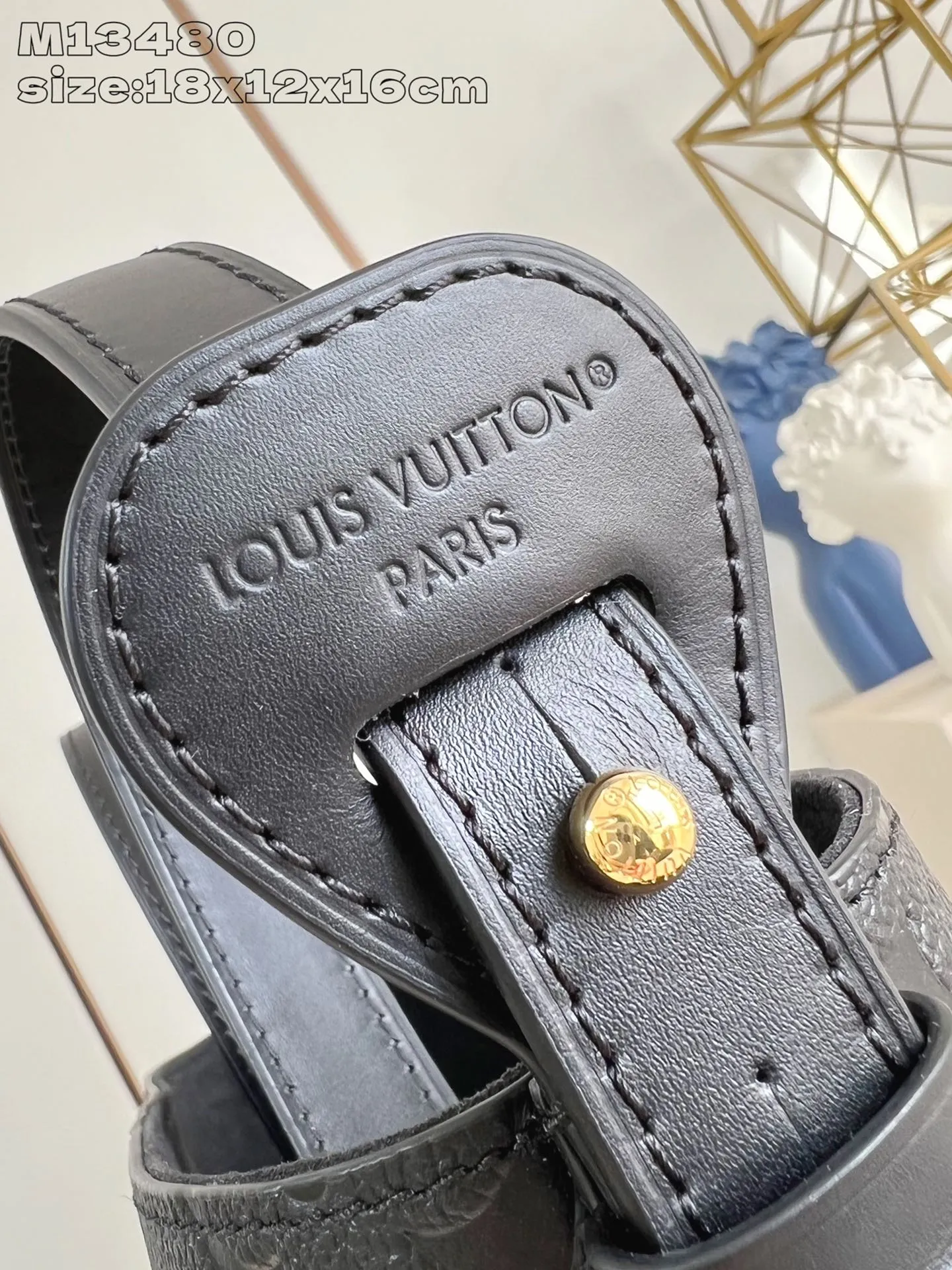 💰1020 (top layer leather) top-quality original individual real shot M13480 black embossed】M13480 This All In BB handbag is made of Monogram Empreinte leather with shiny metal parts, and the iconic padlock and nameplate highlight the classic style. The adjustable shoulder strap continues the brand's trunk-making heritage, and the leather shoulder strap adds cross-body and shoulder carry options. The foldable design enables the silhouette to be retracted and retracted freely, providing ample space for daily use. 18 x 12 x 16 cm (height x width x length)