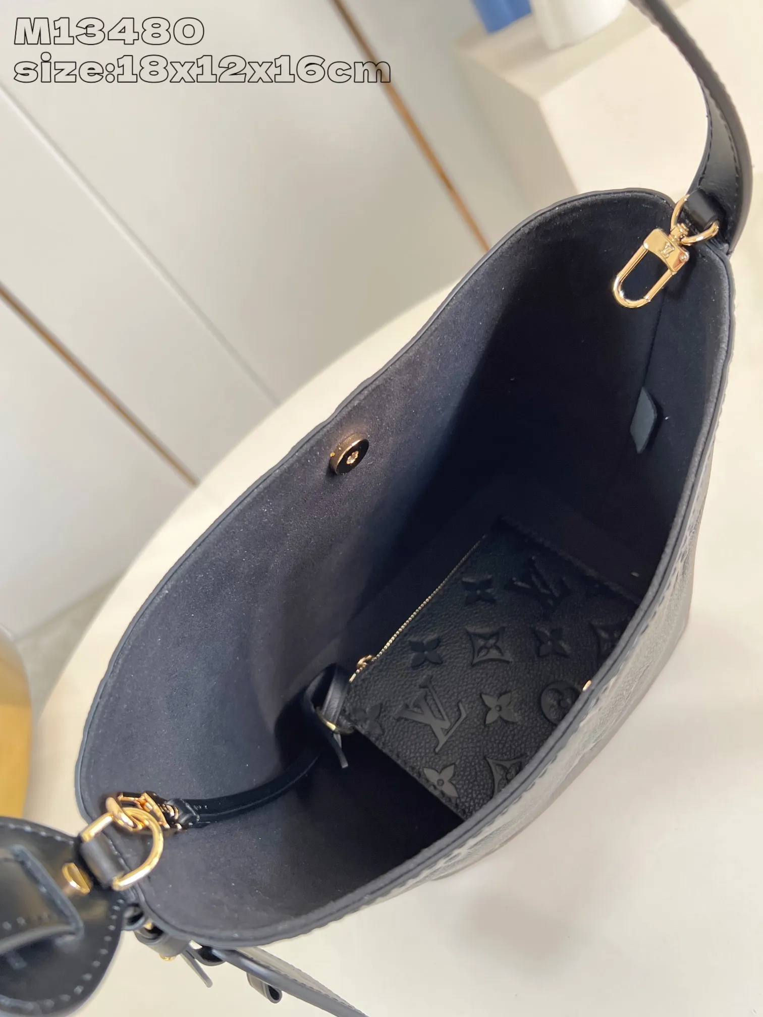 💰1020 (top layer leather) top-quality original individual real shot M13480 black embossed】M13480 This All In BB handbag is made of Monogram Empreinte leather with shiny metal parts, and the iconic padlock and nameplate highlight the classic style. The adjustable shoulder strap continues the brand's trunk-making heritage, and the leather shoulder strap adds cross-body and shoulder carry options. The foldable design enables the silhouette to be retracted and retracted freely, providing ample space for daily use. 18 x 12 x 16 cm (height x width x length)