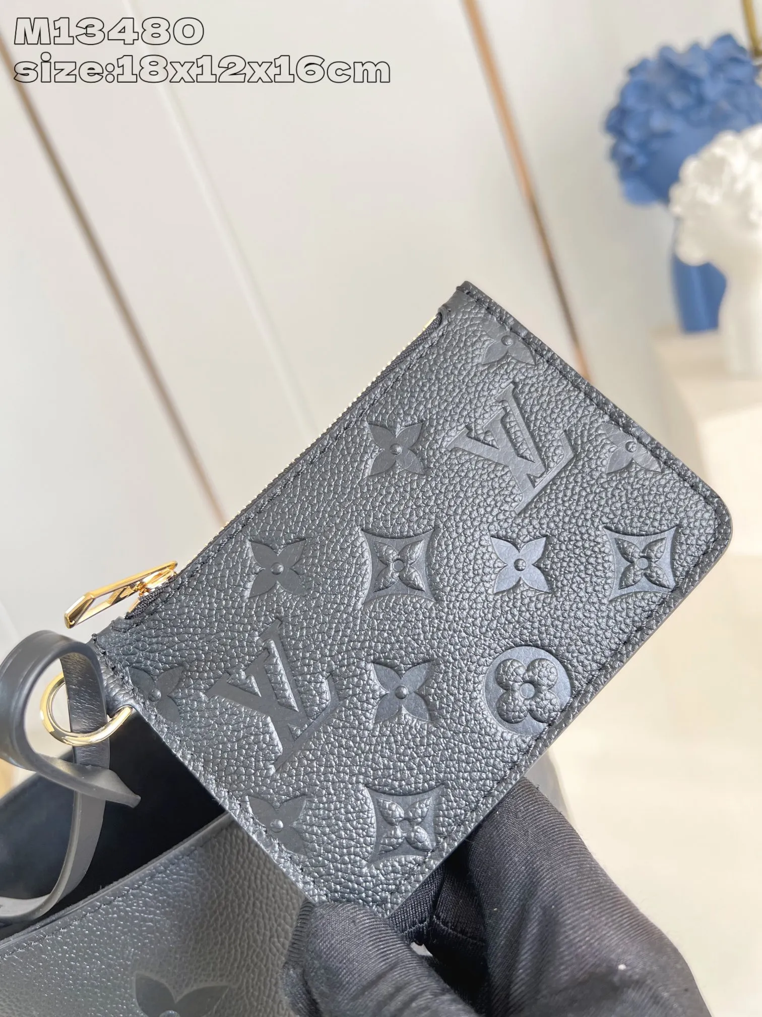 💰1020 (top layer leather) top-quality original individual real shot M13480 black embossed】M13480 This All In BB handbag is made of Monogram Empreinte leather with shiny metal parts, and the iconic padlock and nameplate highlight the classic style. The adjustable shoulder strap continues the brand's trunk-making heritage, and the leather shoulder strap adds cross-body and shoulder carry options. The foldable design enables the silhouette to be retracted and retracted freely, providing ample space for daily use. 18 x 12 x 16 cm (height x width x length)
