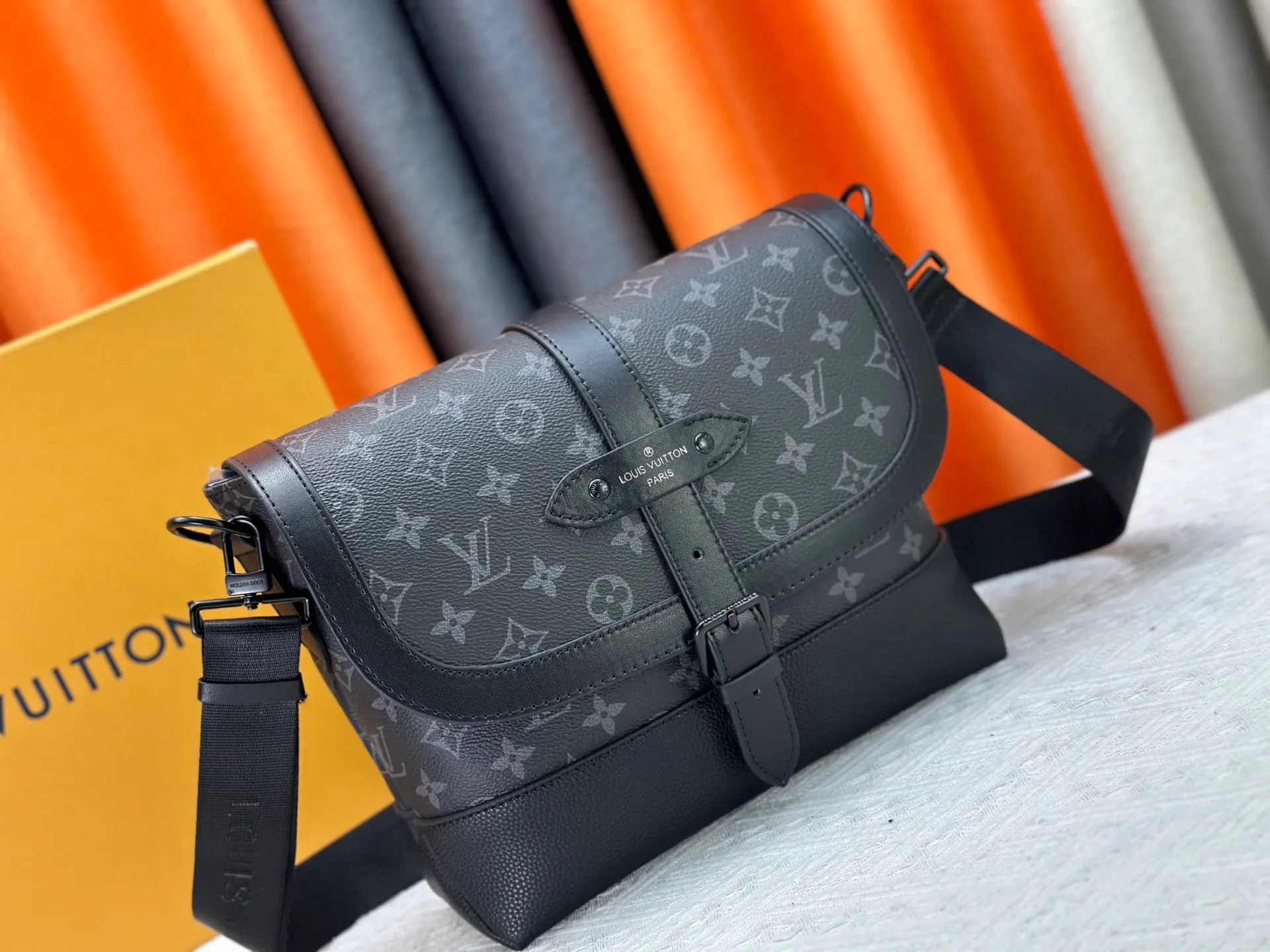 P280 This new messenger bag pays homage to Louis Vuitton’s iconic equestrian style Saumur handbag launched in 1986. The combination of Monogram Eclipse canvas and grained leather gives this classic piece a modern look. Buckled shoulder strap with magnetic closure. Casual and fashionable, suitable for daily carrying. Model: M45911 Dimensions: 30 x 23 x 11 cm (Length x Height x Width)