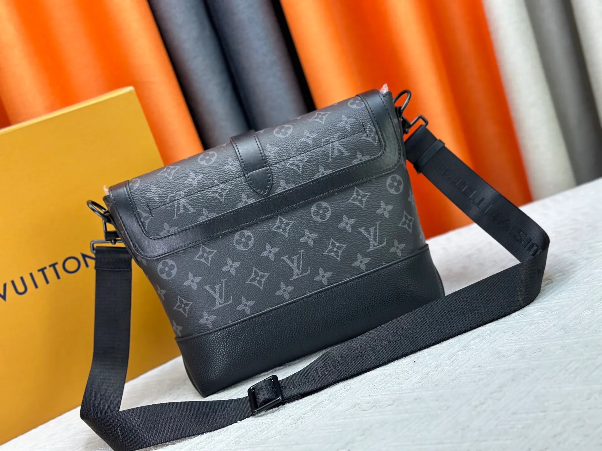 P280 This new messenger bag pays homage to Louis Vuitton’s iconic equestrian style Saumur handbag launched in 1986. The combination of Monogram Eclipse canvas and grained leather gives this classic piece a modern look. Buckled shoulder strap with magnetic closure. Casual and fashionable, suitable for daily carrying. Model: M45911 Dimensions: 30 x 23 x 11 cm (Length x Height x Width)