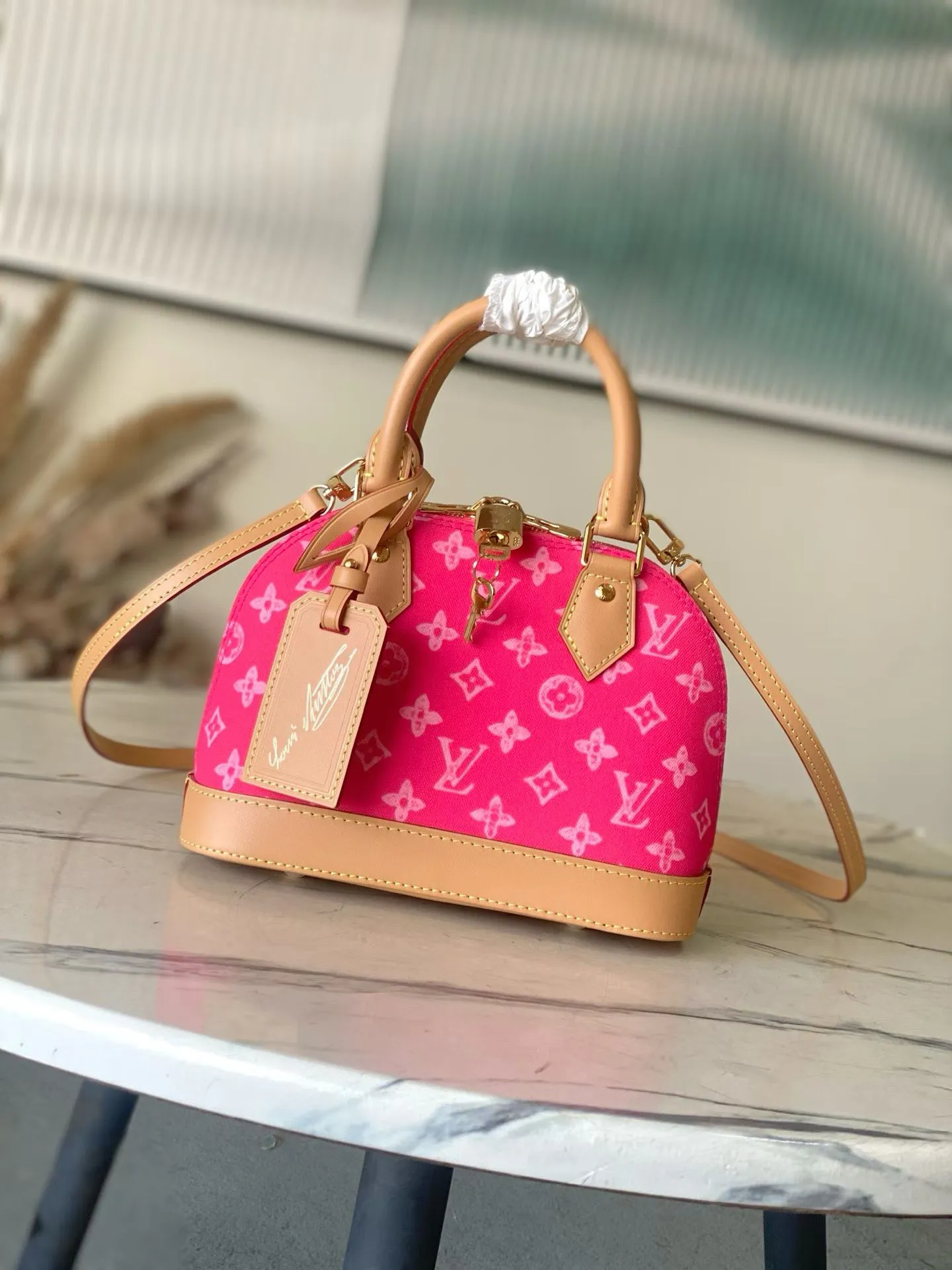 💰880 Top Original Order M28272 LV130th Anniversary Limited Presbyopia Series Color Model This Alma BB handbag traces its origins to the Art Deco style of 1934, with an elegant configuration made of Monogram canvas. A dazzling padlock and key, Toron handle and leather key holder add classic touches, while the detachable and adjustable shoulder strap makes it easy to carry across the body. Dimensions: 17.5 x 11.5 x 23.5 cm (height x width x length)